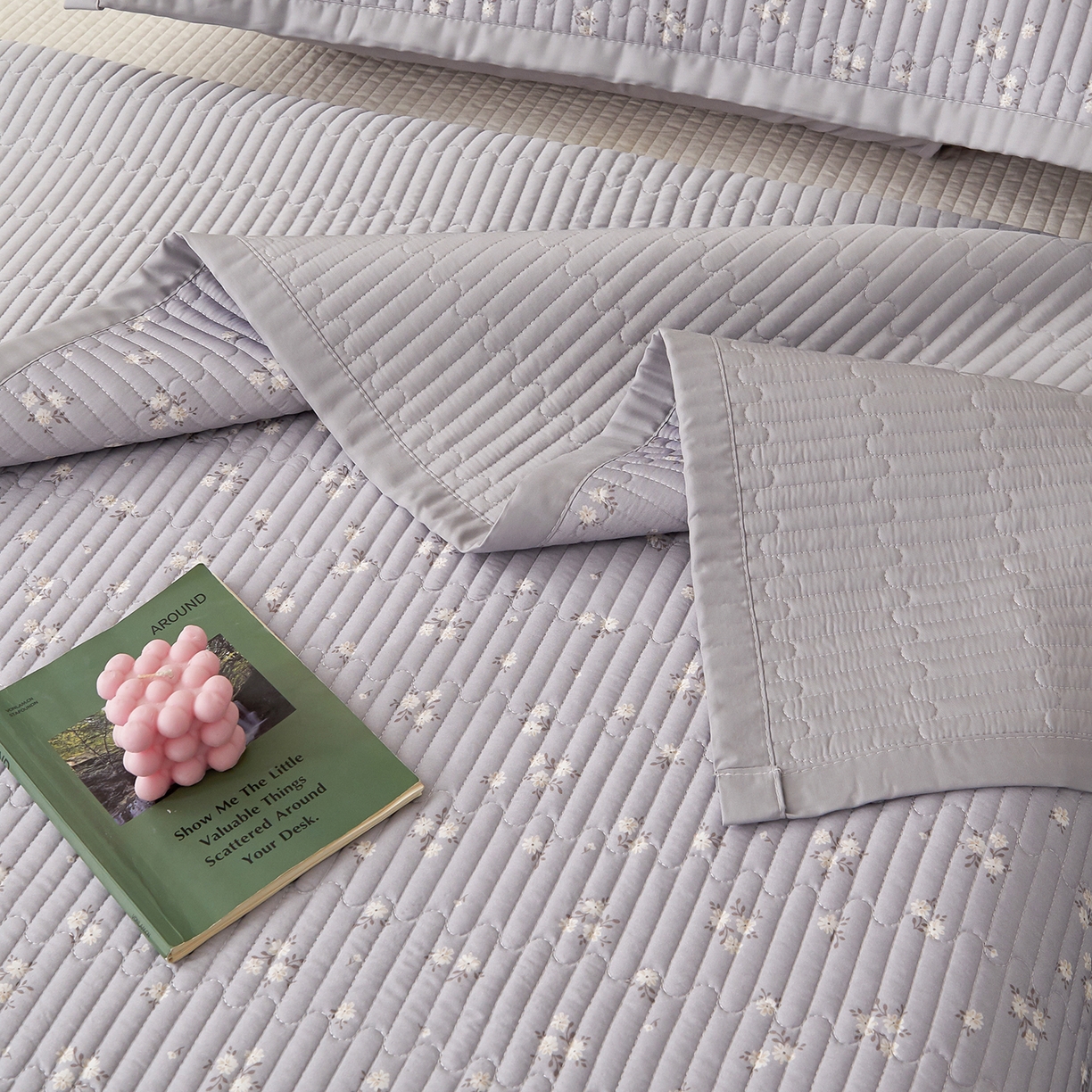 91家纺网 家纺一手货源 找家纺 金艾草 2026春夏新款莫代尔天丝水洗床盖有同款夏被床盖单件 山茶花-灰色