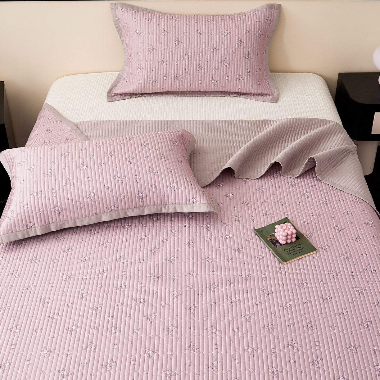 91家纺网 家纺一手货源 找家纺 金艾草 2026春夏新款莫代尔天丝水洗床盖有同款夏被床盖单件 山茶花-紫