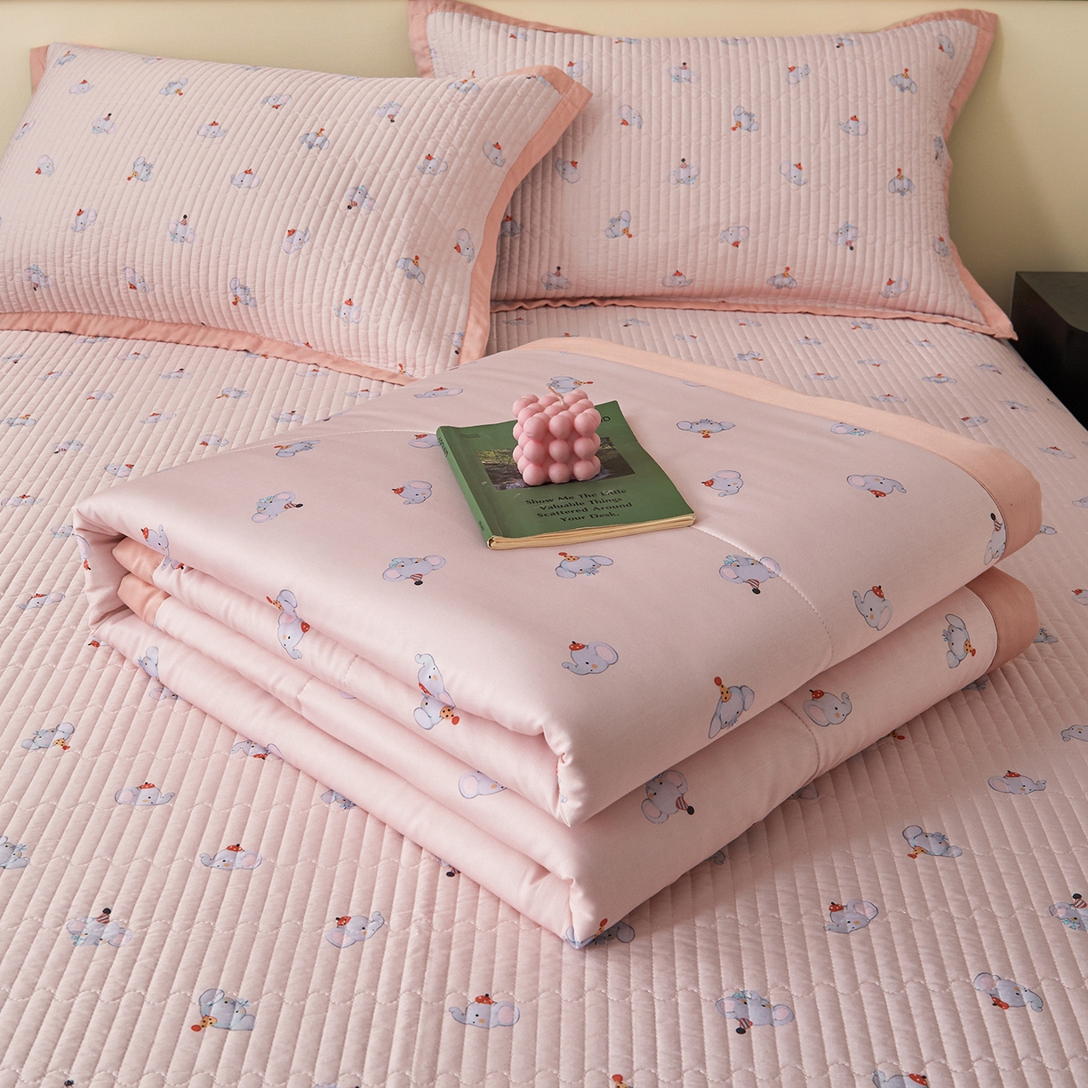 91家纺网 家纺一手货源 找家纺 金艾草 2026春夏新款莫代尔天丝水洗床盖有同款夏被床盖单件 粉色-小象