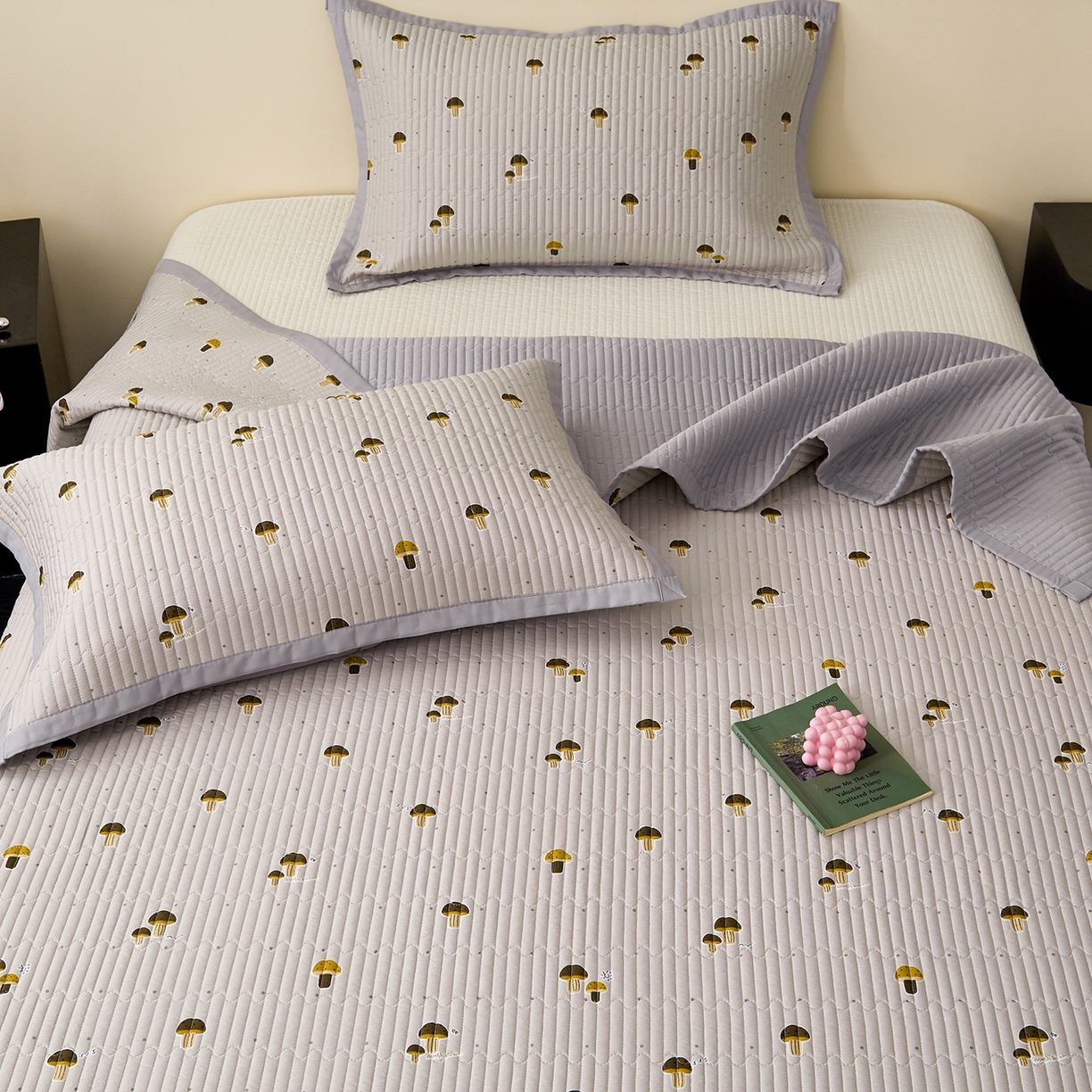 91家纺网 家纺一手货源 找家纺 金艾草 2026春夏新款莫代尔天丝水洗床盖有同款夏被床盖单件 蘑菇派