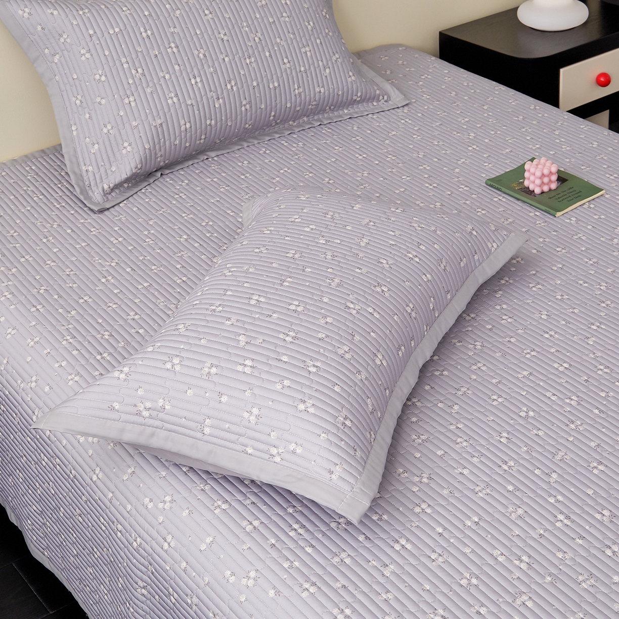 91家纺网 家纺一手货源 找家纺 金艾草 2026春夏新款莫代尔天丝水洗床盖有同款夏被床盖单件 山茶花-灰色