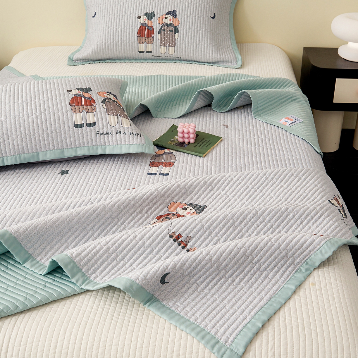 91家纺网 家纺一手货源 找家纺 金艾草 2026春夏新款莫代尔天丝水洗床盖有同款夏被床盖单件 熊熊-蓝