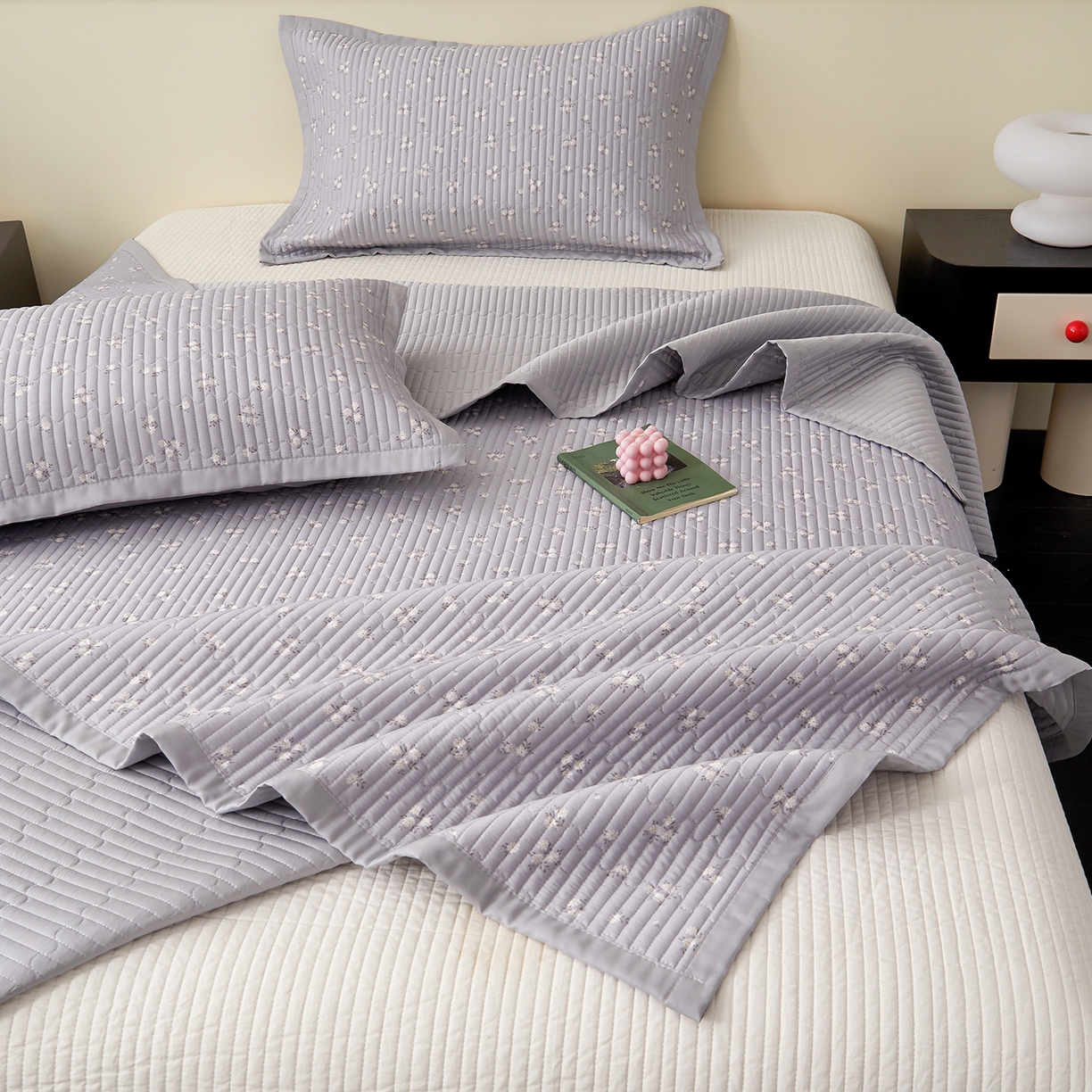 91家纺网 家纺一手货源 找家纺 金艾草 2026春夏新款莫代尔天丝水洗床盖有同款夏被床盖单件 山茶花-灰色