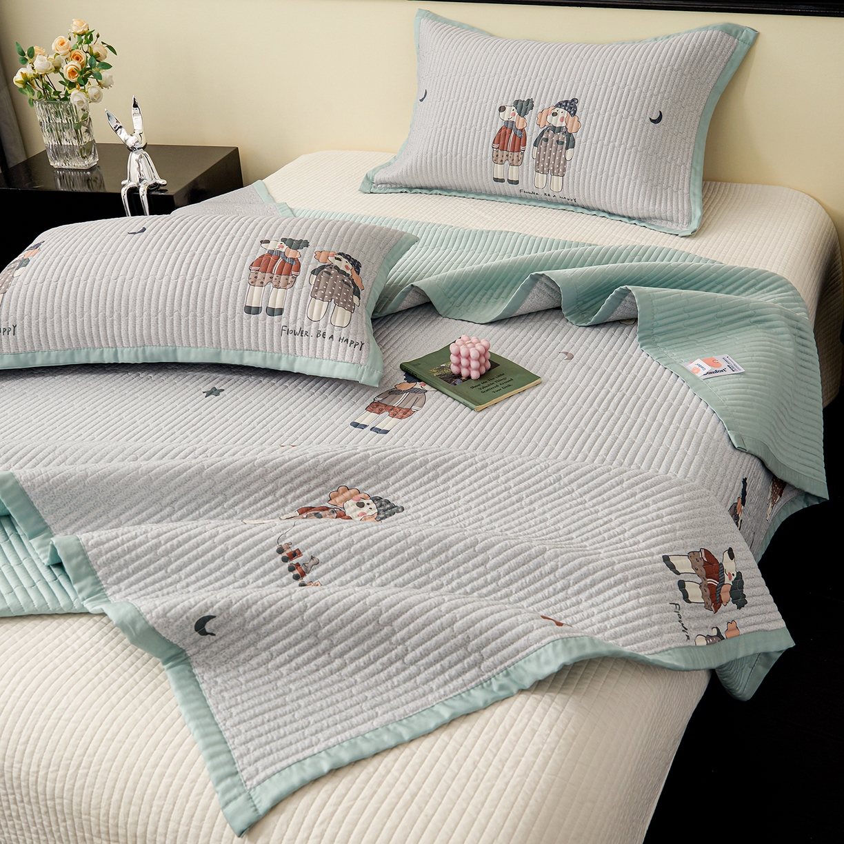 91家纺网 家纺一手货源 找家纺 金艾草 2026春夏新款莫代尔天丝水洗床盖有同款夏被床盖单件 熊熊-蓝