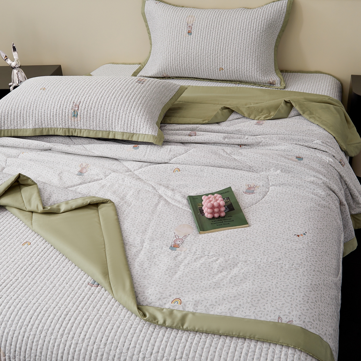 91家纺网 家纺一手货源 找家纺 金艾草 2026春夏新款莫代尔天丝水洗床盖有同款夏被床盖单件 森林奇遇