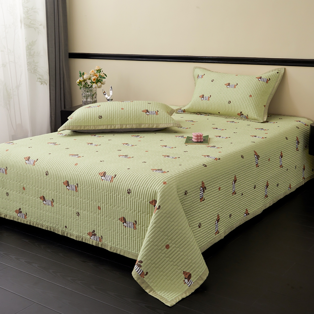 91家纺网 家纺一手货源 找家纺 金艾草 2026春夏新款莫代尔天丝水洗床盖有同款夏被床盖单件 香肠狗-绿色