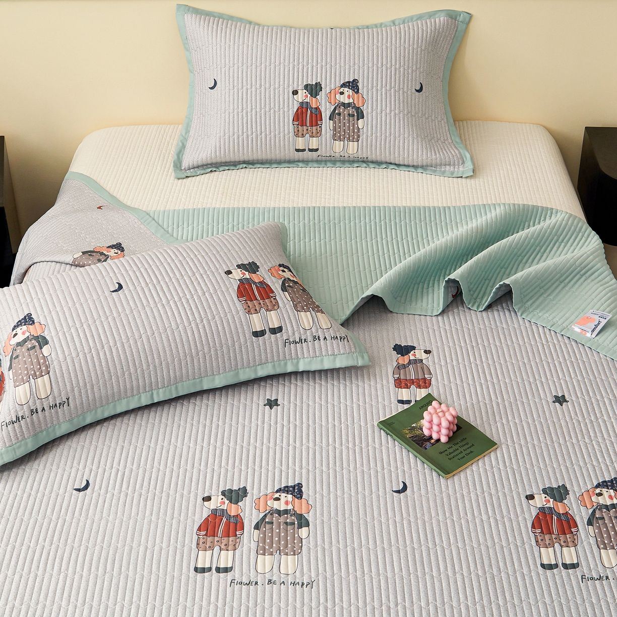 91家纺网 家纺一手货源 找家纺 金艾草 2026春夏新款莫代尔天丝水洗床盖有同款夏被床盖单件 熊熊-蓝