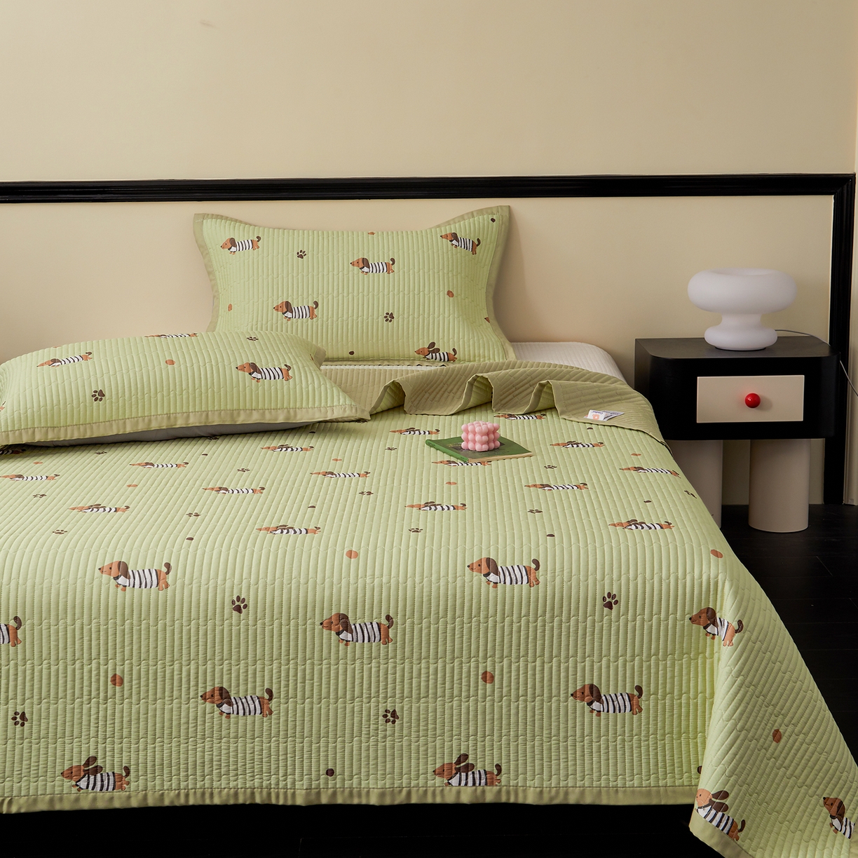 91家纺网 家纺一手货源 找家纺 金艾草 2026春夏新款莫代尔天丝水洗床盖有同款夏被床盖单件 香肠狗-绿色