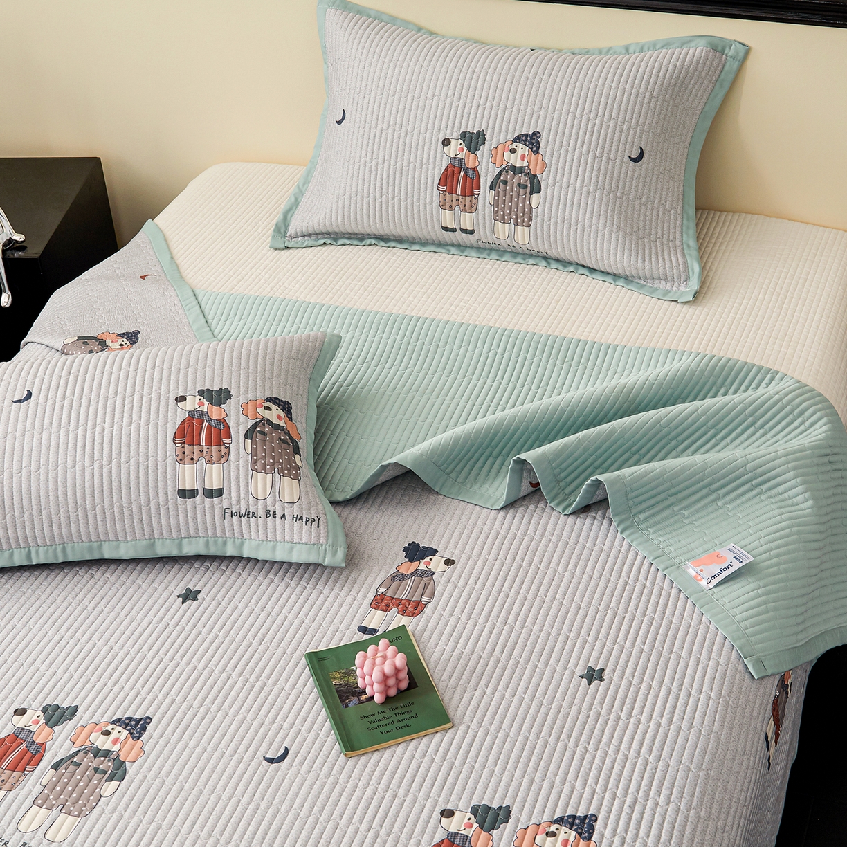 91家纺网 家纺一手货源 找家纺 金艾草 2026春夏新款莫代尔天丝水洗床盖有同款夏被床盖单件 熊熊-蓝