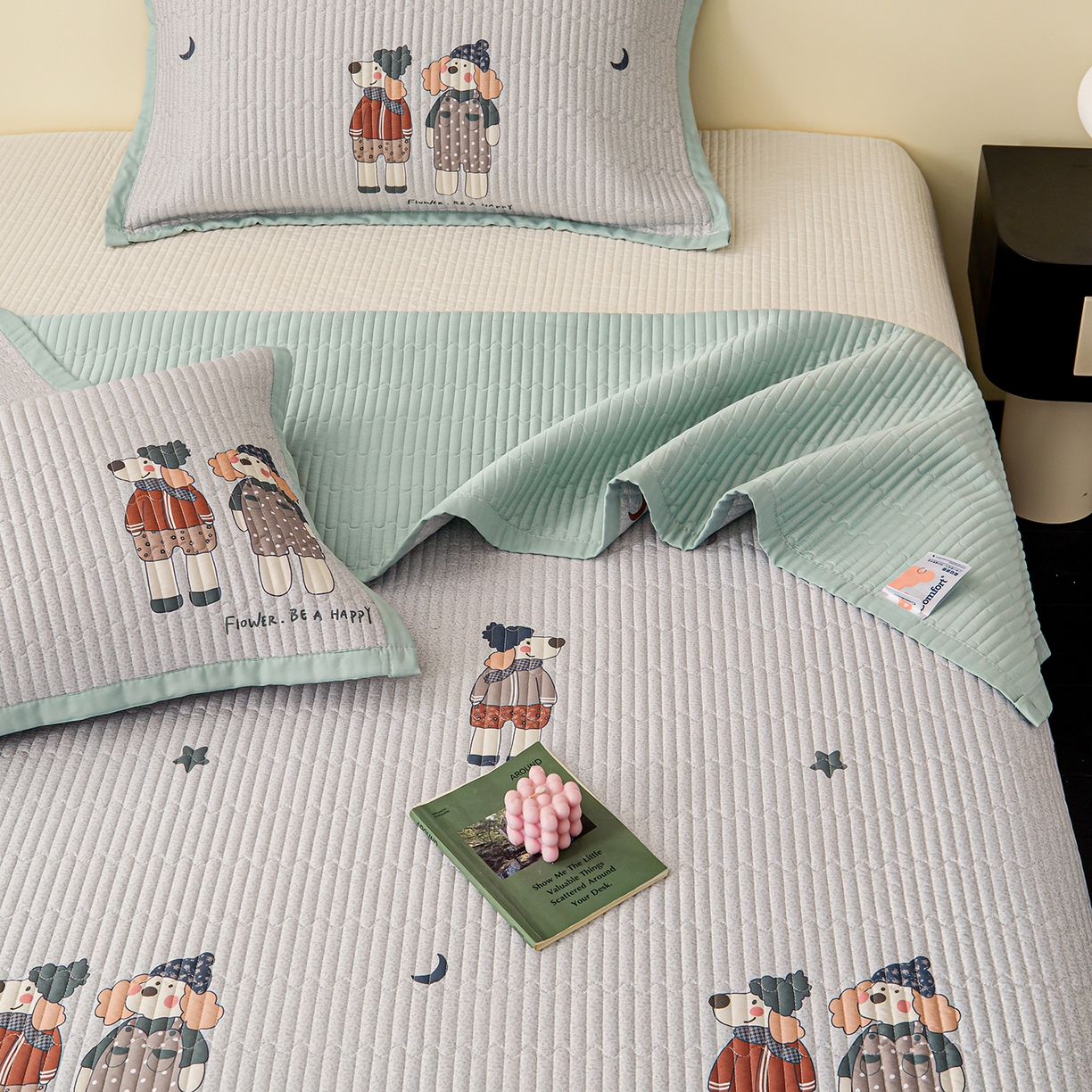 91家纺网 家纺一手货源 找家纺 金艾草 2026春夏新款莫代尔天丝水洗床盖有同款夏被床盖单件 熊熊-蓝