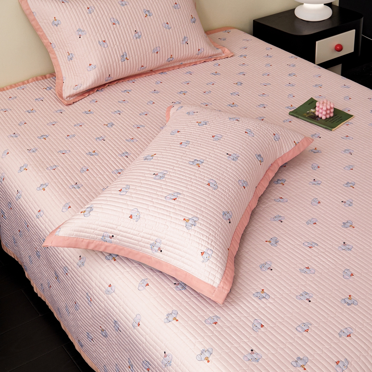 91家纺网 家纺一手货源 找家纺 金艾草 2026春夏新款莫代尔天丝水洗床盖有同款夏被床盖单件 粉色-小象