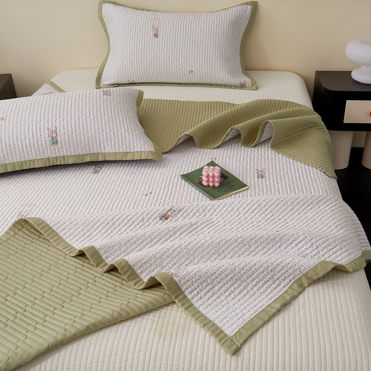 91家纺网 家纺一手货源 找家纺 金艾草 2026春夏新款莫代尔天丝水洗床盖有同款夏被床盖单件 森林奇遇