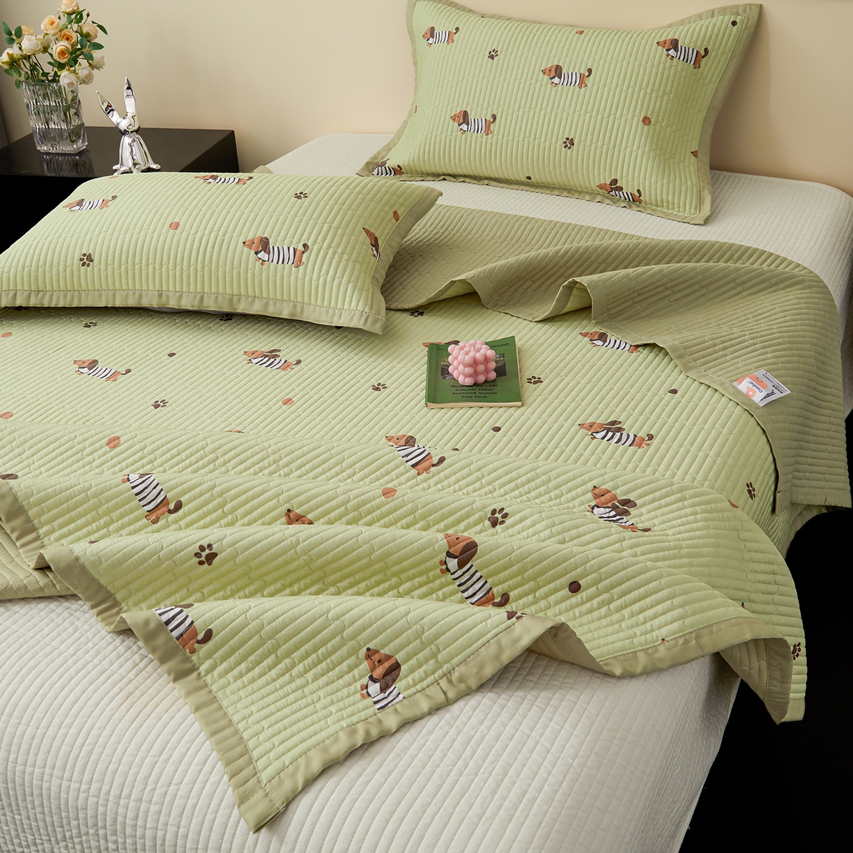 91家纺网 家纺一手货源 找家纺 金艾草 2026春夏新款莫代尔天丝水洗床盖有同款夏被床盖单件 香肠狗-绿色