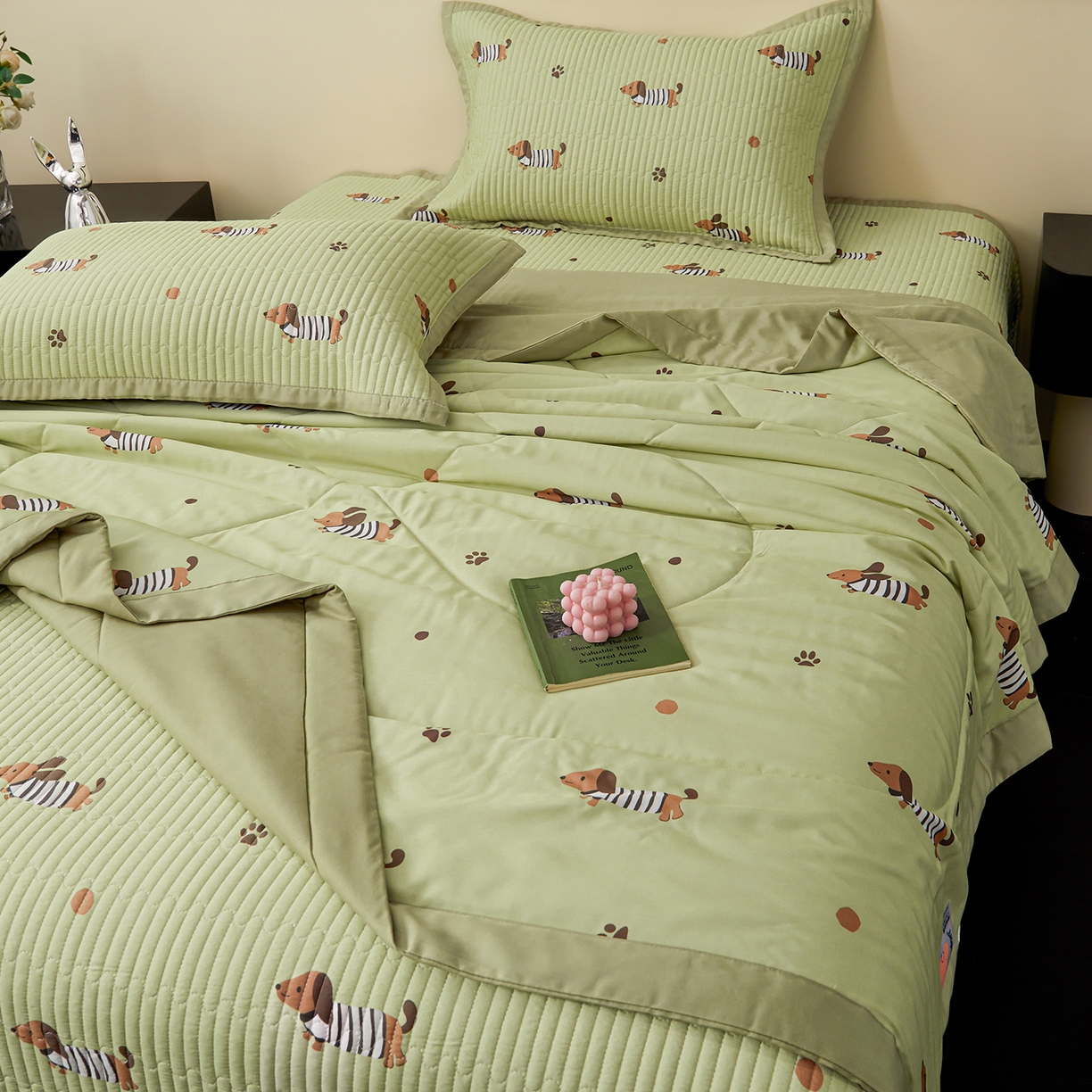 91家纺网 家纺一手货源 找家纺 金艾草 2026春夏新款莫代尔天丝水洗床盖有同款夏被床盖单件 香肠狗-绿色