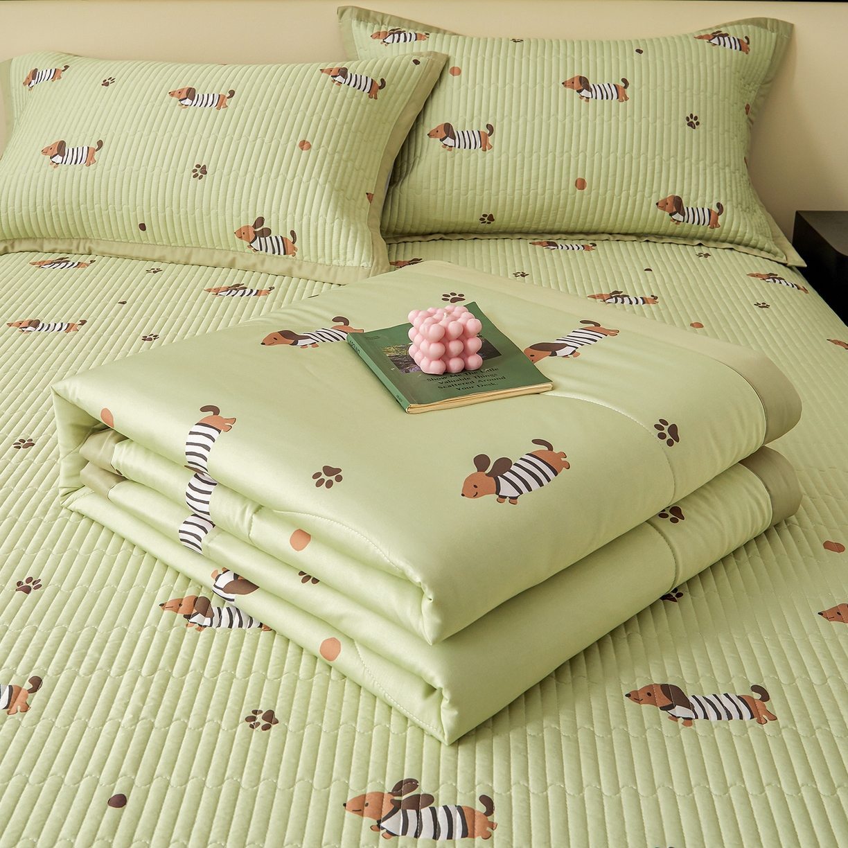 91家纺网 家纺一手货源 找家纺 金艾草 2026春夏新款莫代尔天丝水洗床盖有同款夏被床盖单件 香肠狗-绿色