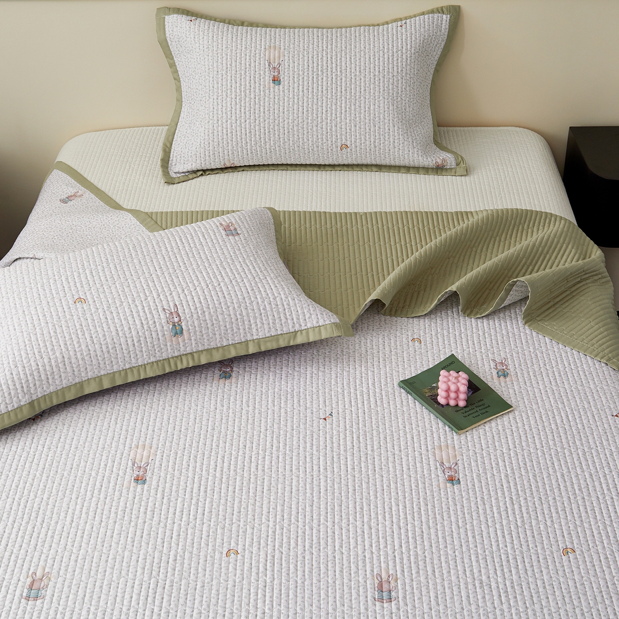 91家纺网 家纺一手货源 找家纺 金艾草 2026春夏新款莫代尔天丝水洗床盖有同款夏被床盖单件 森林奇遇