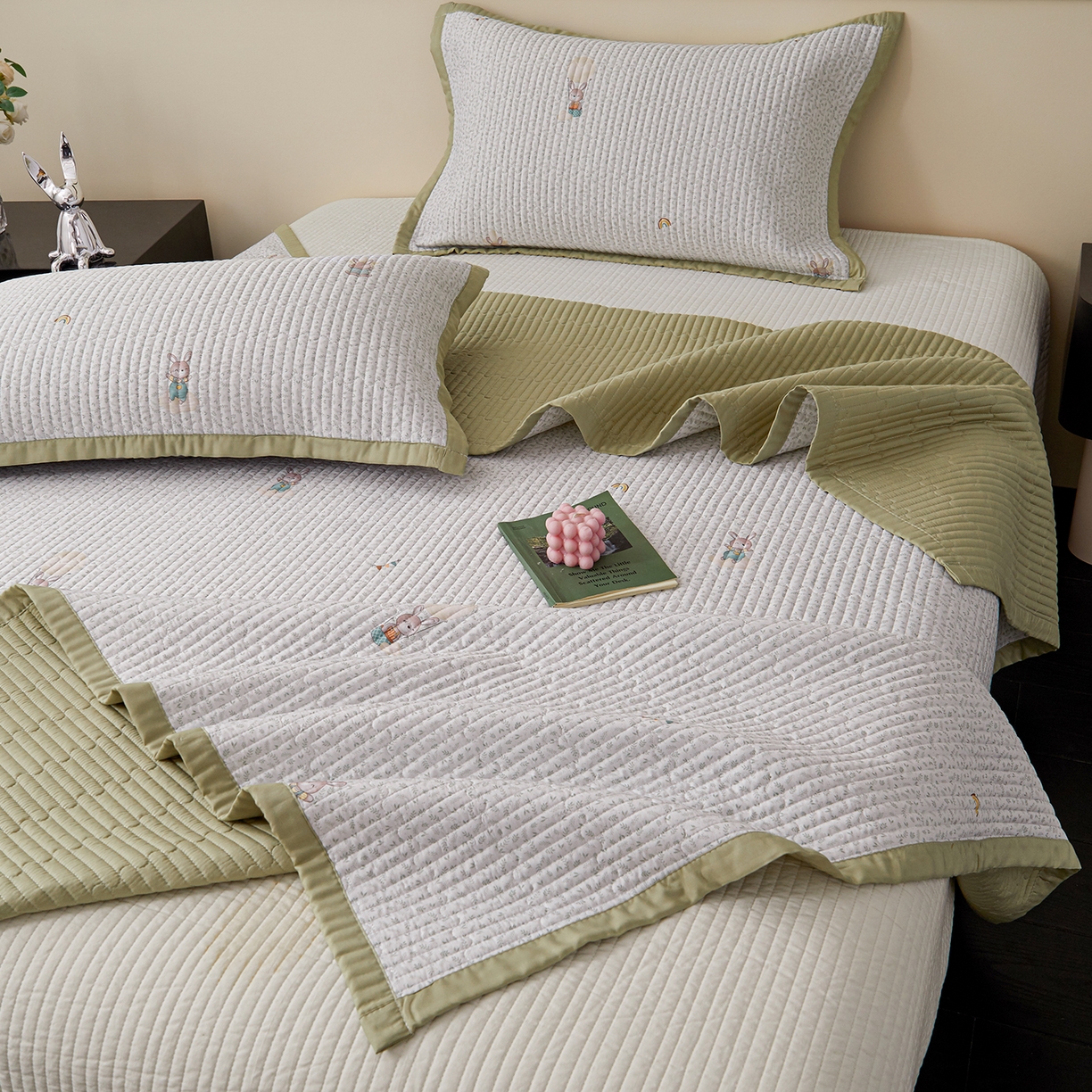 91家纺网 家纺一手货源 找家纺 金艾草 2026春夏新款莫代尔天丝水洗床盖有同款夏被床盖单件 森林奇遇