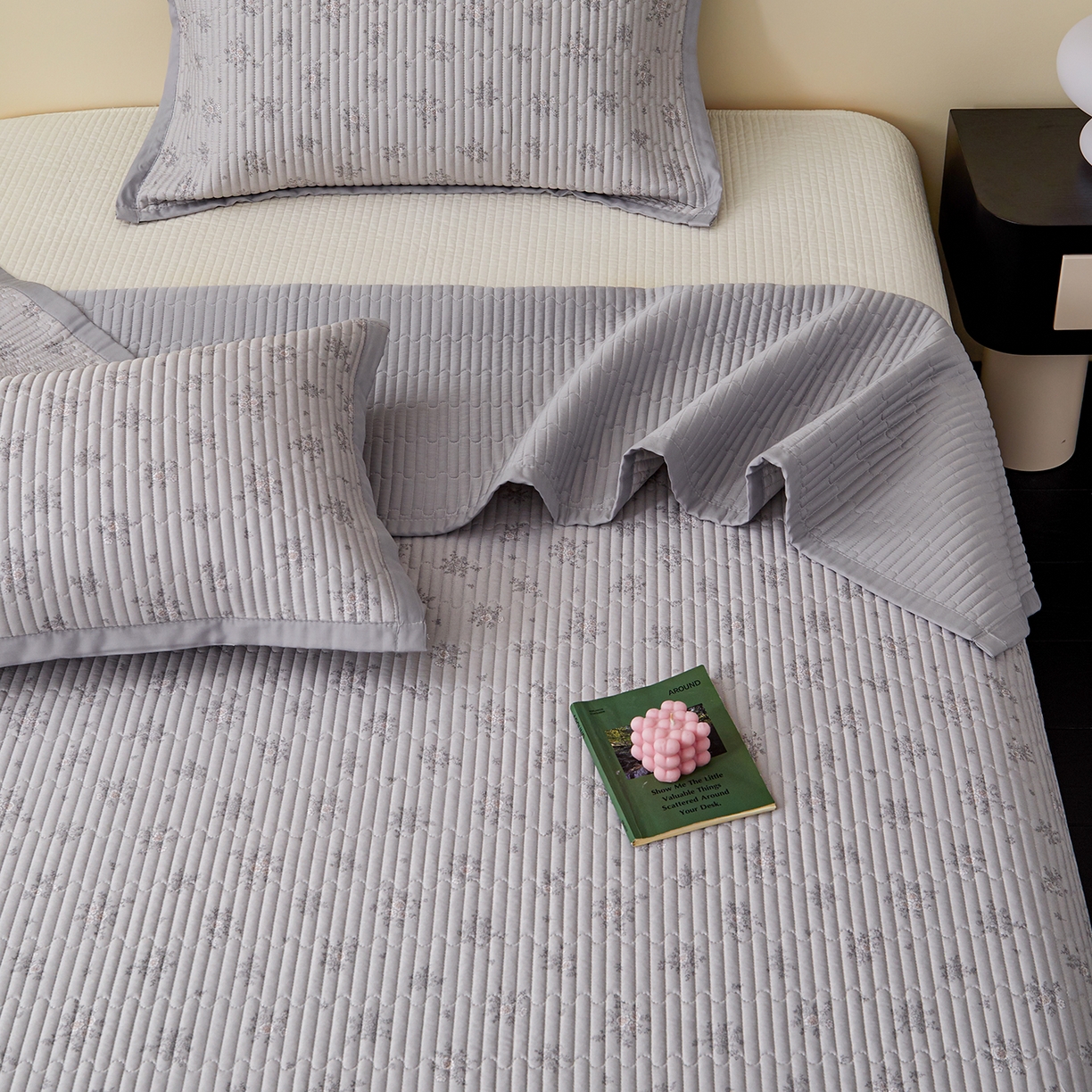 91家纺网 家纺一手货源 找家纺 金艾草 2026春夏新款莫代尔天丝水洗床盖有同款夏被床盖单件 山菊-灰