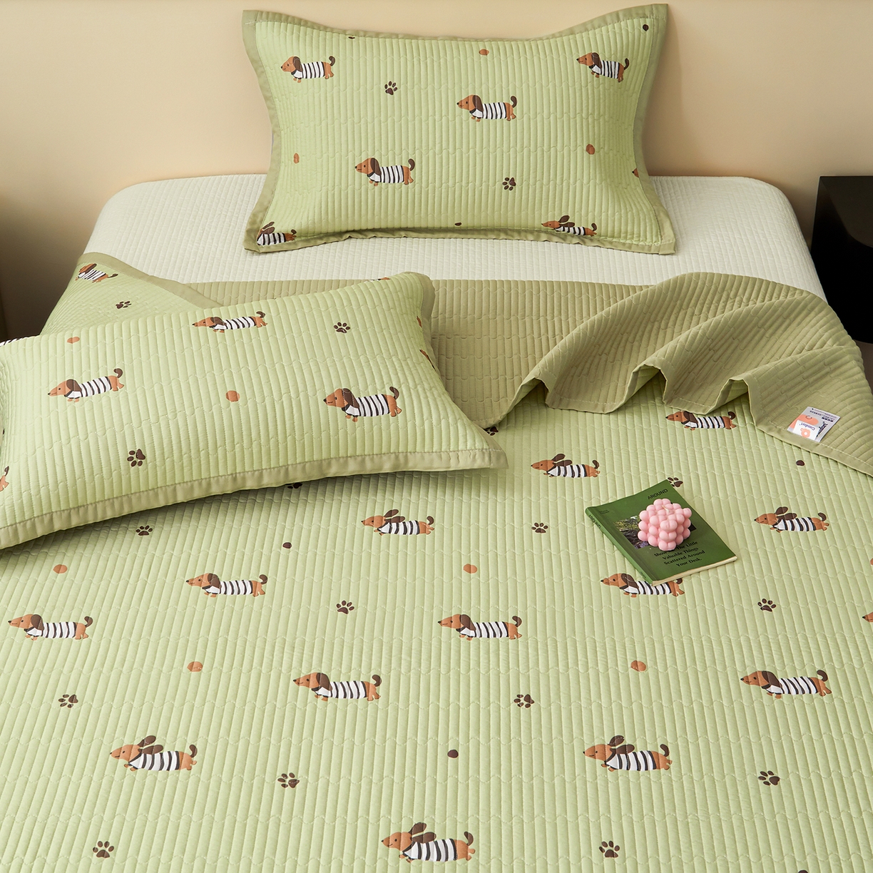 91家纺网 家纺一手货源 找家纺 金艾草 2026春夏新款莫代尔天丝水洗床盖有同款夏被床盖单件 香肠狗-绿色