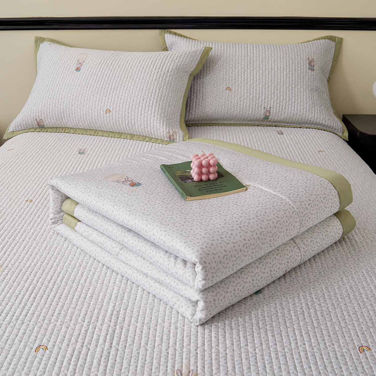 91家纺网 家纺一手货源 找家纺 金艾草 2026春夏新款莫代尔天丝水洗床盖有同款夏被床盖单件 森林奇遇