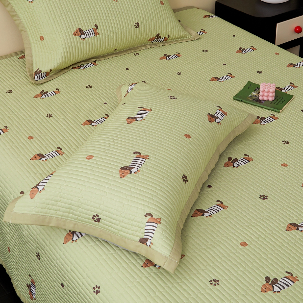 91家纺网 家纺一手货源 找家纺 金艾草 2026春夏新款莫代尔天丝水洗床盖有同款夏被床盖单件 香肠狗-绿色