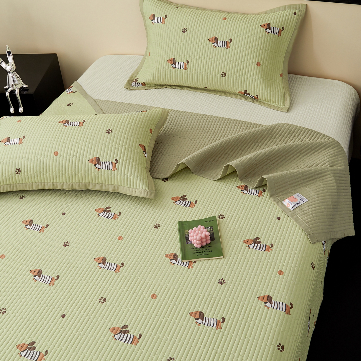 91家纺网 家纺一手货源 找家纺 金艾草 2026春夏新款莫代尔天丝水洗床盖有同款夏被床盖单件 香肠狗-绿色