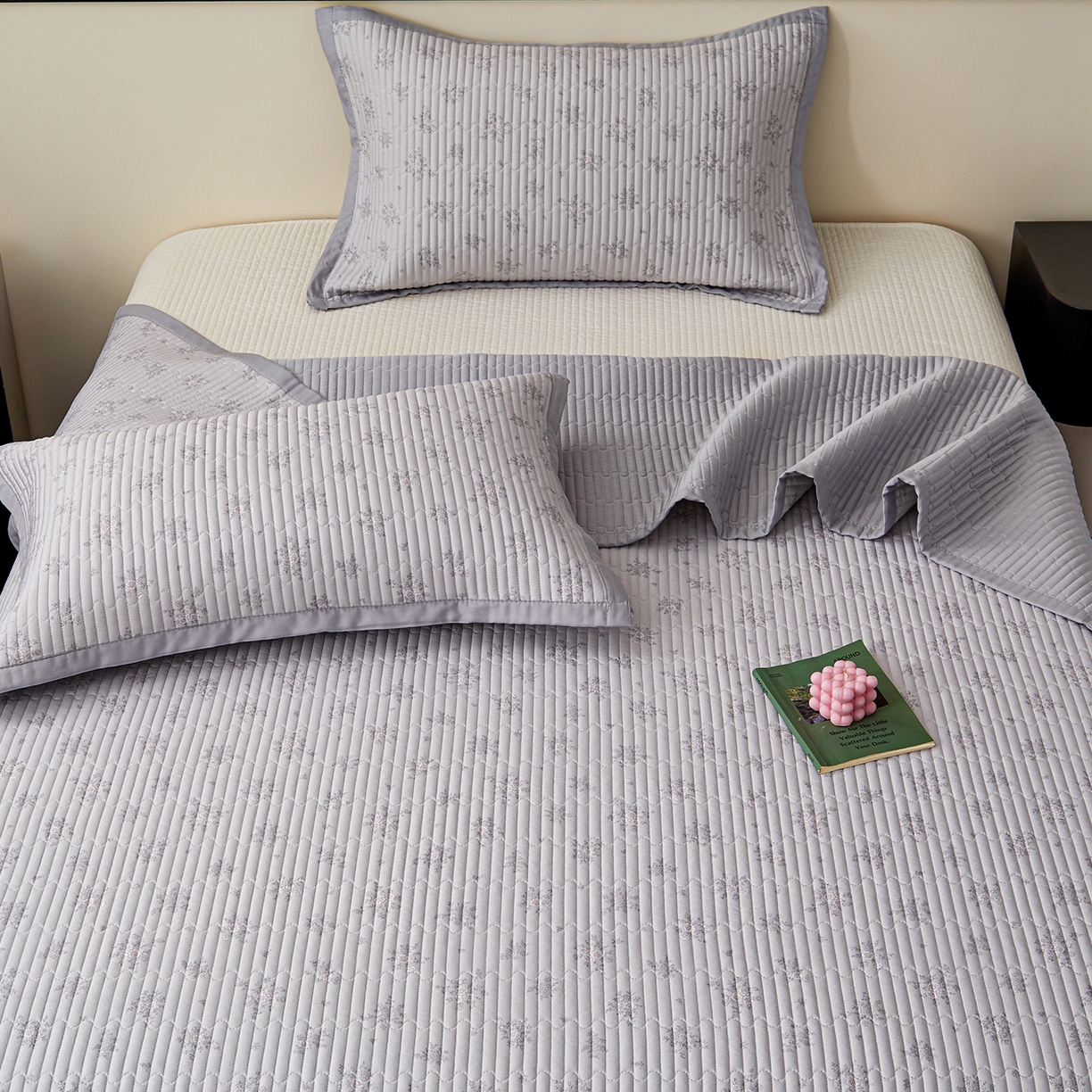 91家纺网 家纺一手货源 找家纺 金艾草 2026春夏新款莫代尔天丝水洗床盖有同款夏被床盖单件 山菊-灰