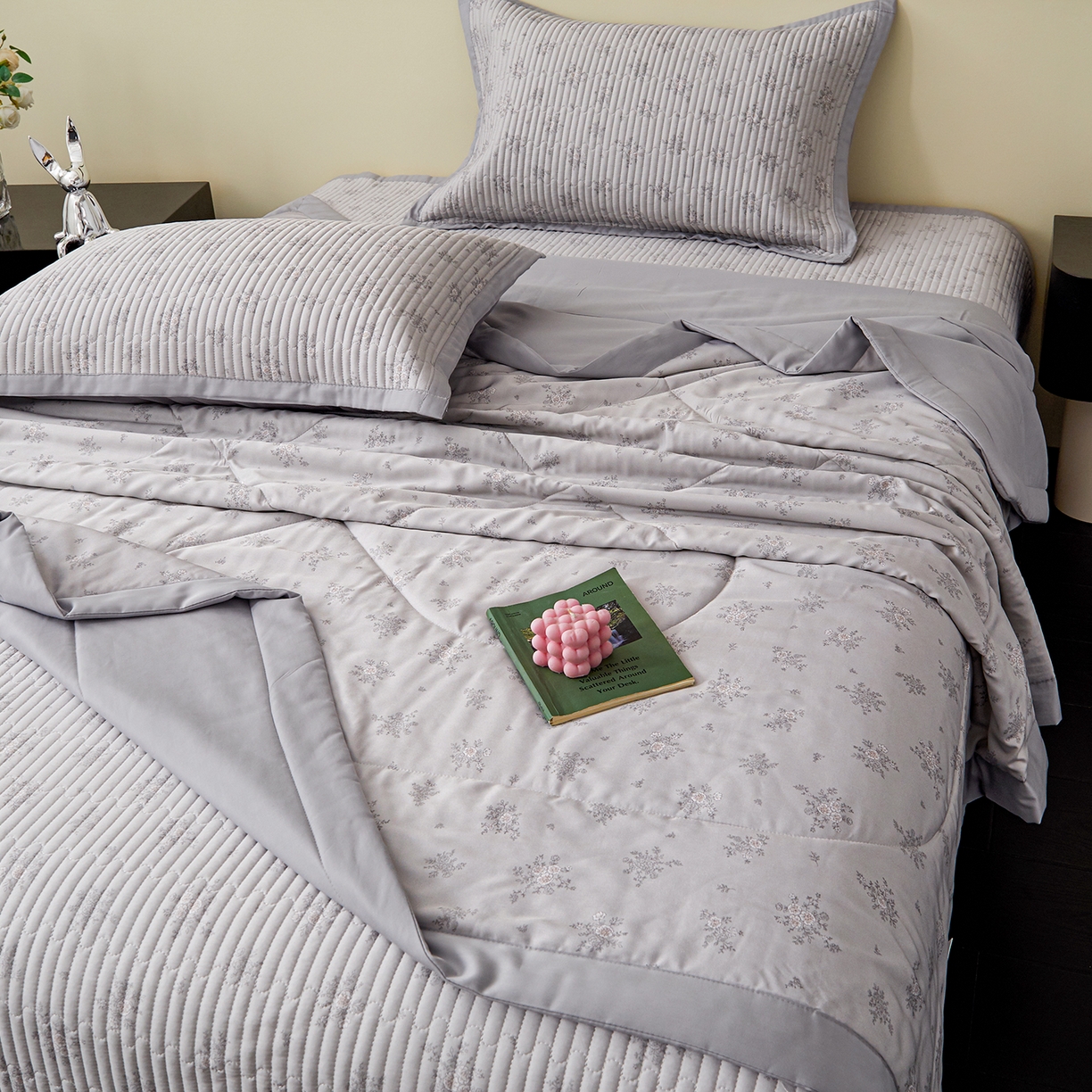 91家纺网 家纺一手货源 找家纺 金艾草 2026春夏新款莫代尔天丝水洗床盖有同款夏被床盖单件 山菊-灰