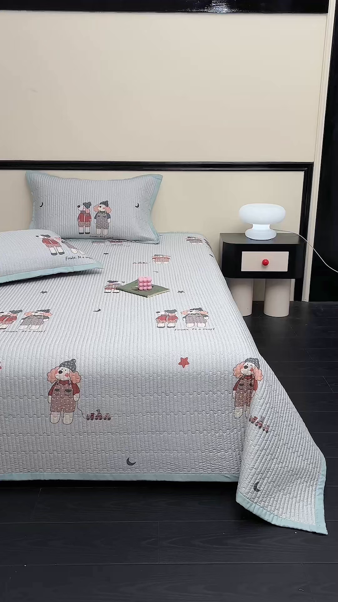 91家纺网 家纺一手货源 找家纺 金艾草 2026春夏新款莫代尔天丝水洗床盖有同款夏被床盖单件 熊熊-蓝