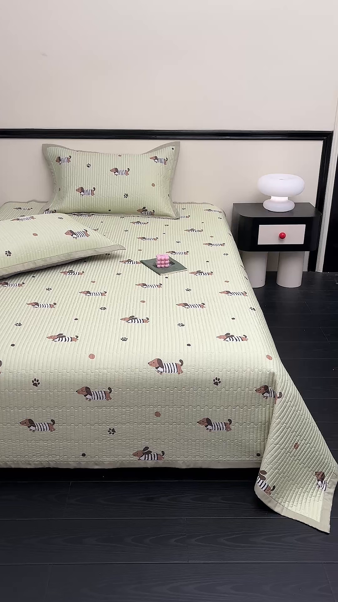 91家纺网 家纺一手货源 找家纺 金艾草 2026春夏新款莫代尔天丝水洗床盖有同款夏被床盖单件 香肠狗-绿色