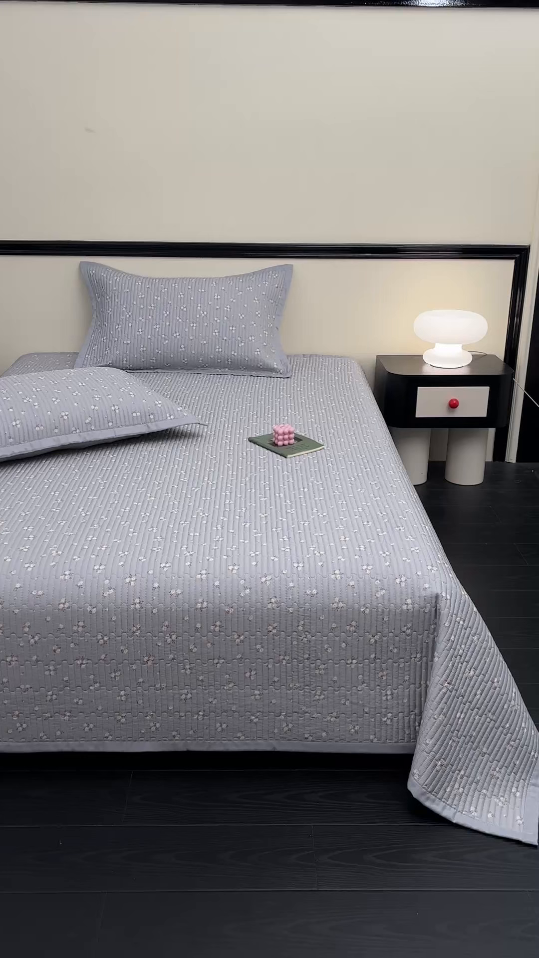 91家纺网 家纺一手货源 找家纺 金艾草 2026春夏新款莫代尔天丝水洗床盖有同款夏被床盖单件 山茶花-灰色