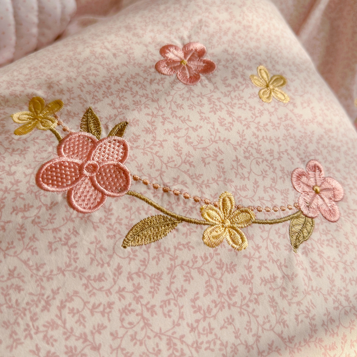 91家纺网 家纺一手货源 找家纺 （总）金梦拉家纺 2026春夏新款刺绣碎花仿棉水洗棉小清新系列四件套