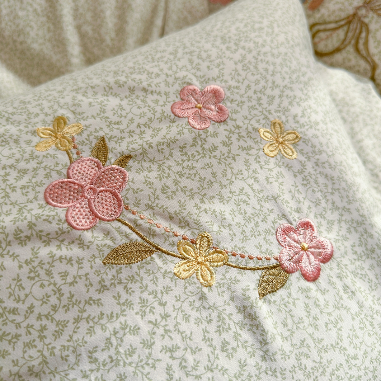 91家纺网 家纺一手货源 找家纺 金梦拉家纺 2026春夏新款刺绣碎花仿棉水洗棉小清新系列四件套 花园兔-绿