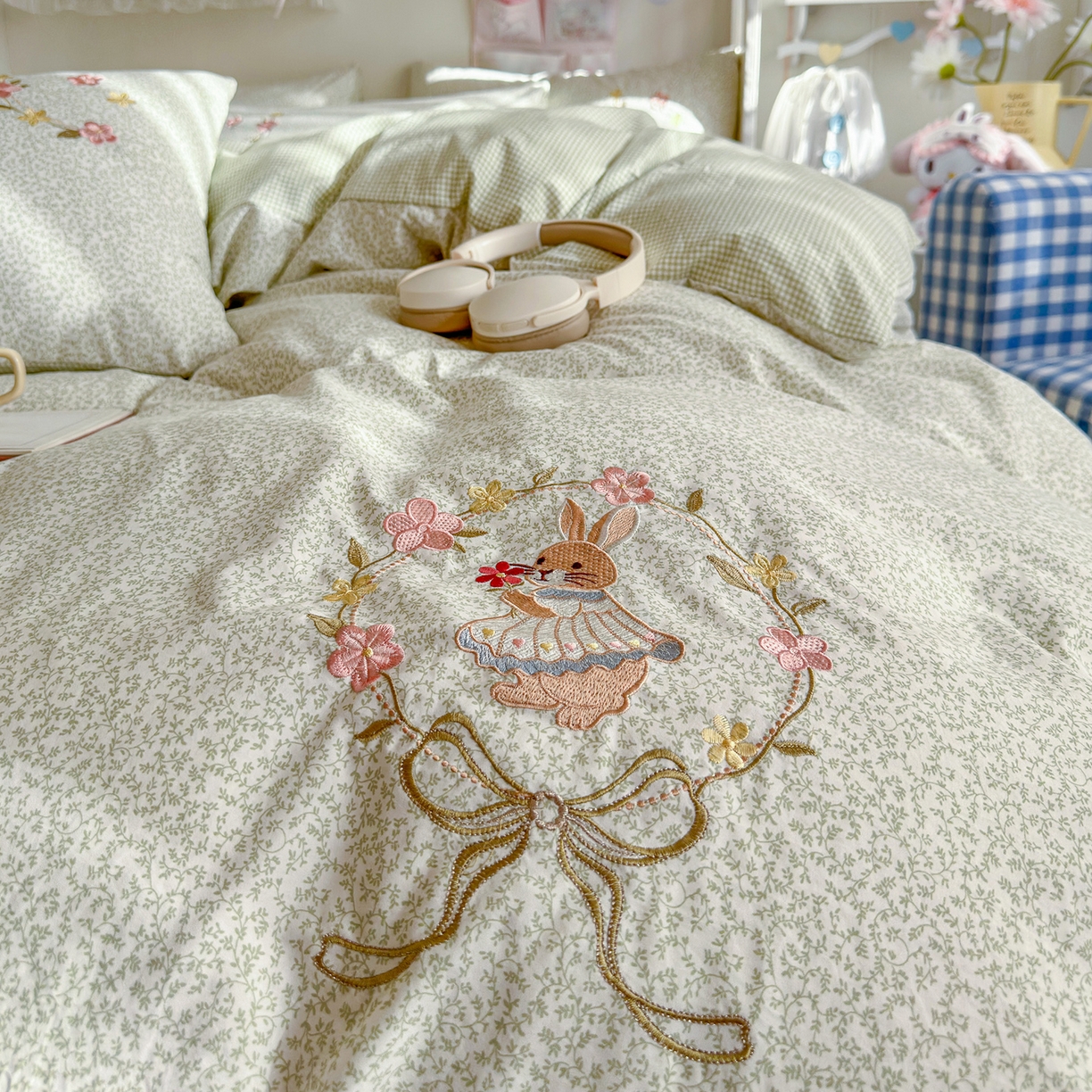 91家纺网 家纺一手货源 找家纺 金梦拉家纺 2026春夏新款刺绣碎花仿棉水洗棉小清新系列四件套 花园兔-绿