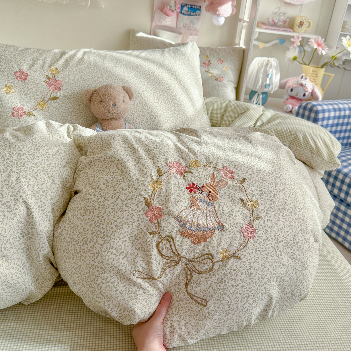 91家纺网 家纺一手货源 找家纺 金梦拉家纺 2026春夏新款刺绣碎花仿棉水洗棉小清新系列四件套 花园兔-绿