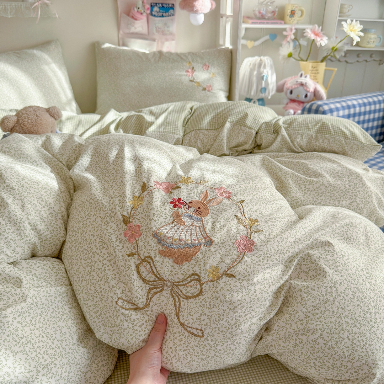 91家纺网 家纺一手货源 找家纺 金梦拉家纺 2026春夏新款刺绣碎花仿棉水洗棉小清新系列四件套 花园兔-绿