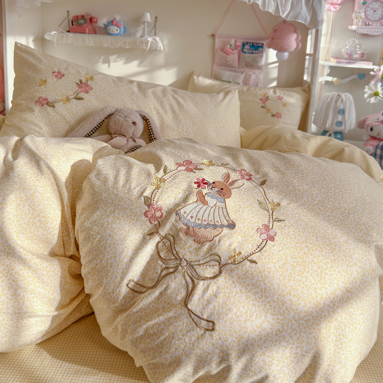 91家纺网 家纺一手货源 找家纺 金梦拉家纺 2026春夏新款刺绣碎花仿棉水洗棉小清新系列四件套 花园兔-黄