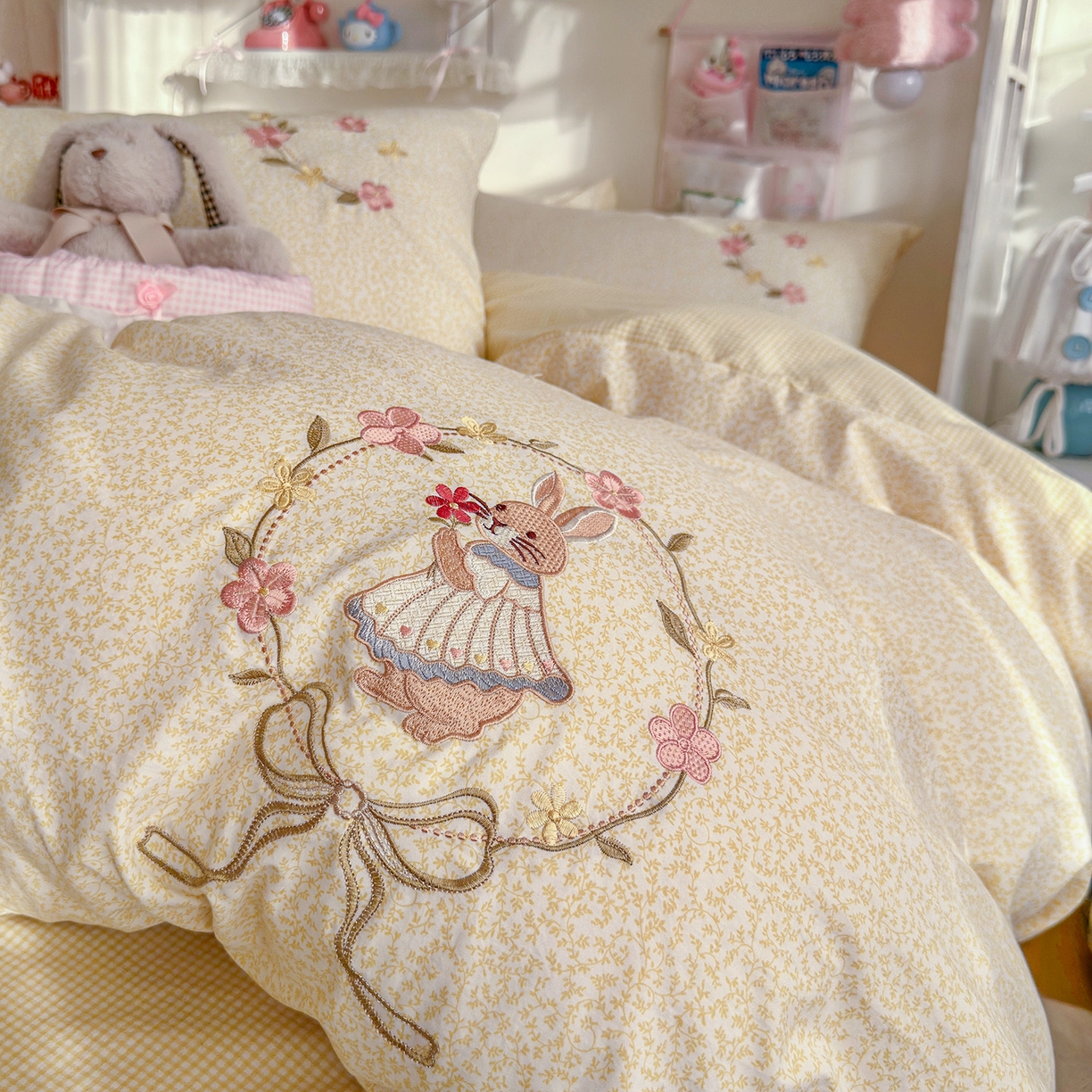 91家纺网 家纺一手货源 找家纺 金梦拉家纺 2026春夏新款刺绣碎花仿棉水洗棉小清新系列四件套 花园兔-黄