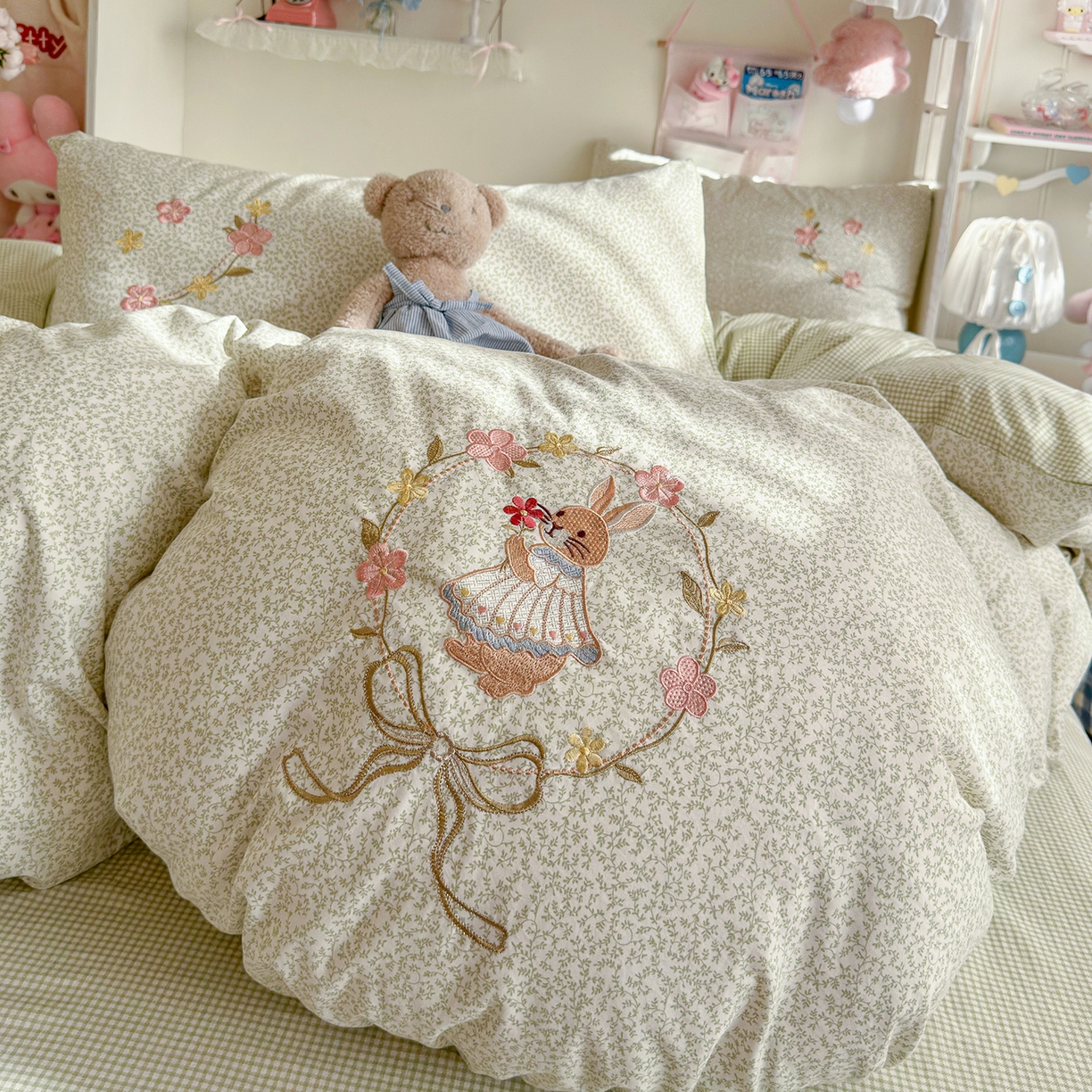 91家纺网 家纺一手货源 找家纺 金梦拉家纺 2026春夏新款刺绣碎花仿棉水洗棉小清新系列四件套 花园兔-绿