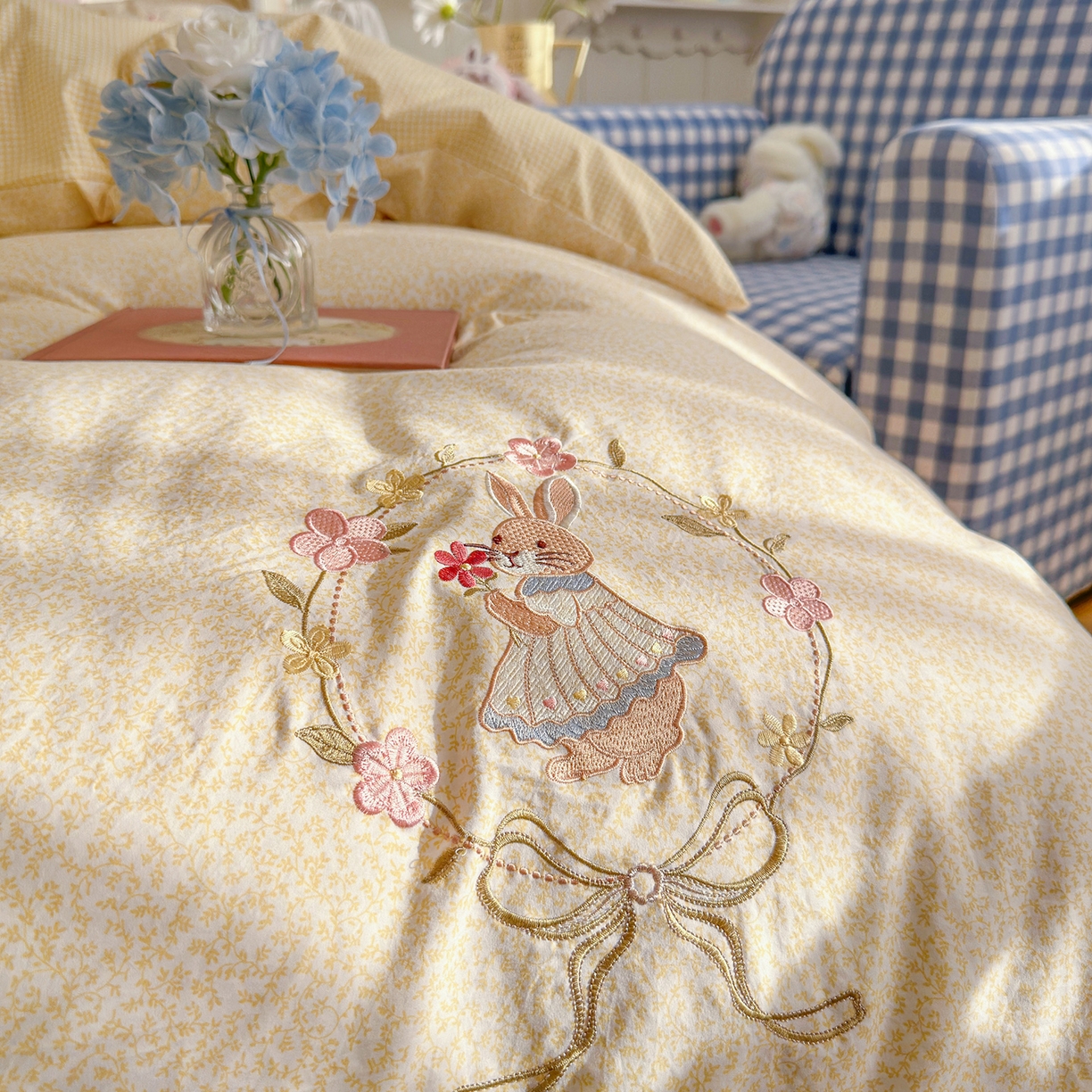 91家纺网 家纺一手货源 找家纺 金梦拉家纺 2026春夏新款刺绣碎花仿棉水洗棉小清新系列四件套 花园兔-黄