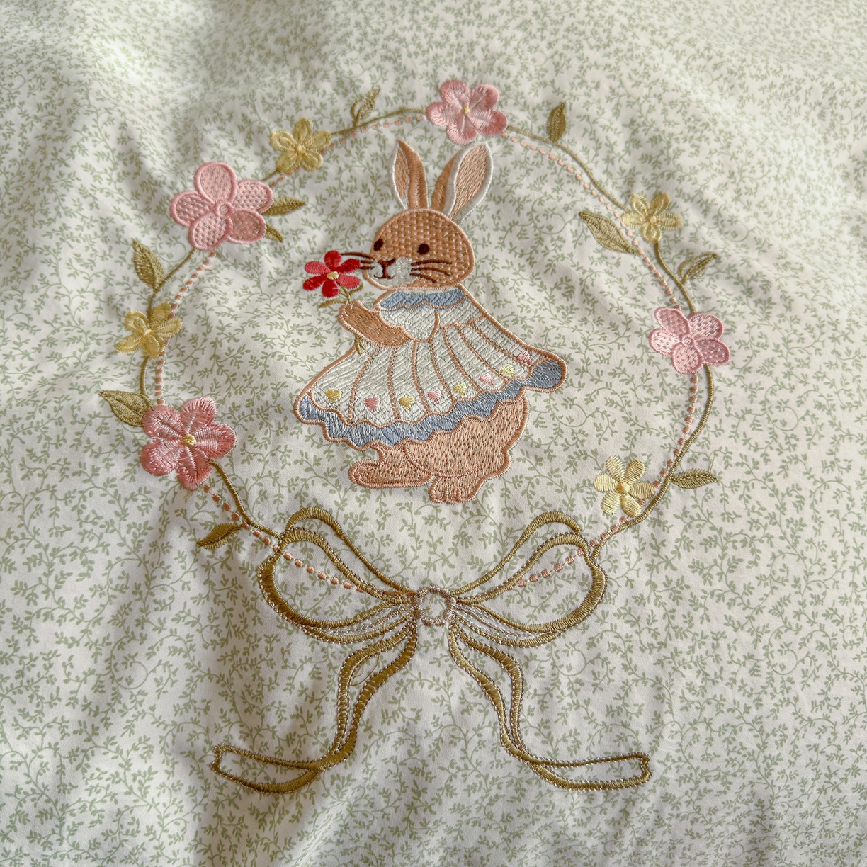 91家纺网 家纺一手货源 找家纺 金梦拉家纺 2026春夏新款刺绣碎花仿棉水洗棉小清新系列四件套 花园兔-绿