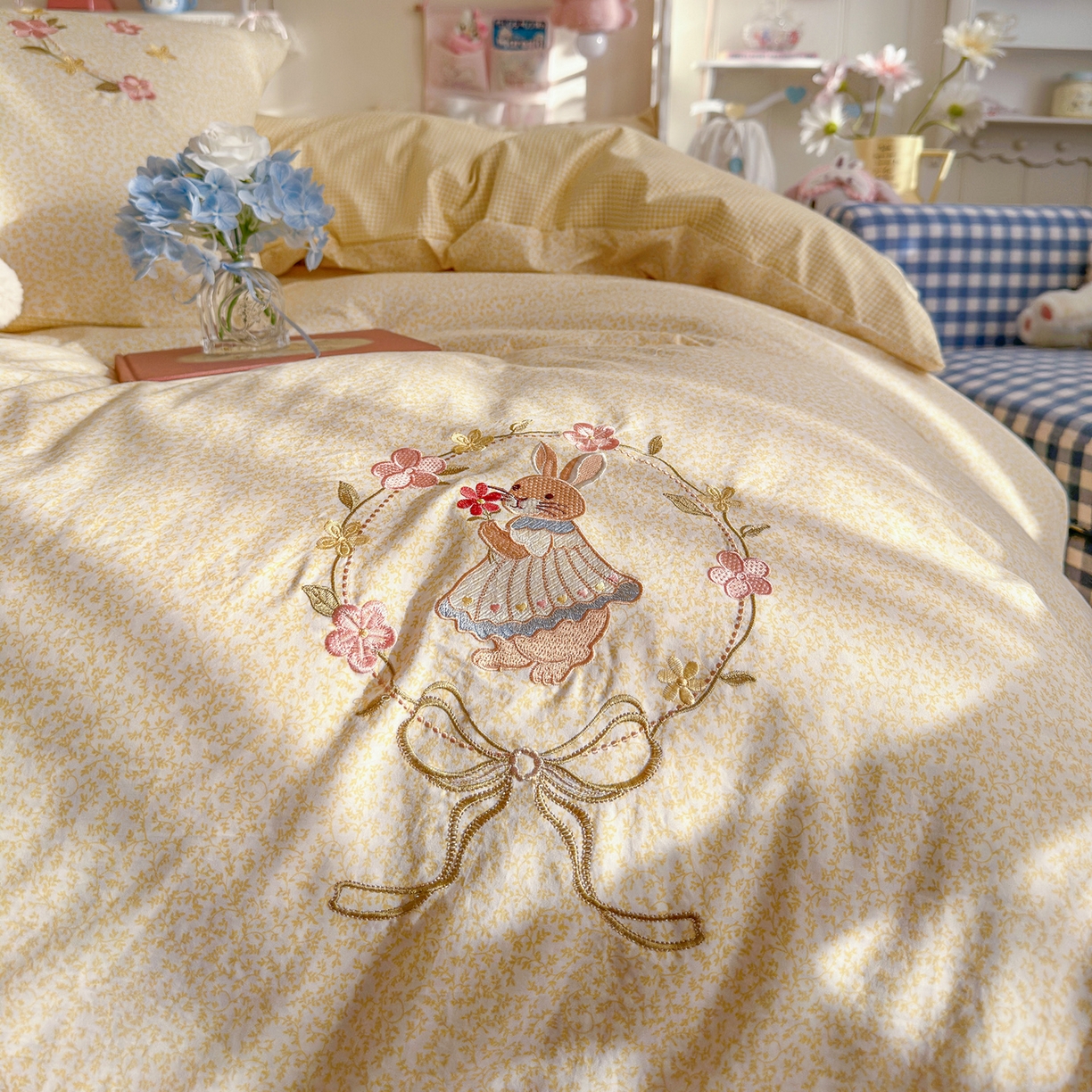 91家纺网 家纺一手货源 找家纺 金梦拉家纺 2026春夏新款刺绣碎花仿棉水洗棉小清新系列四件套 花园兔-黄