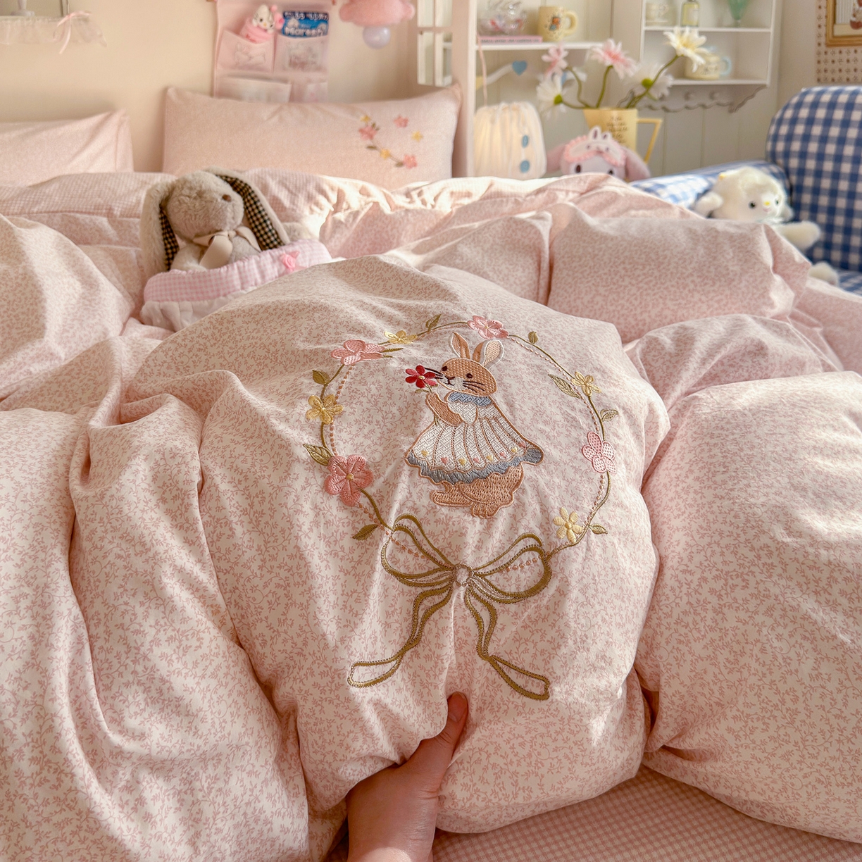 91家纺网 家纺一手货源 找家纺 金梦拉家纺 2026春夏新款刺绣碎花仿棉水洗棉小清新系列四件套 花园兔-粉