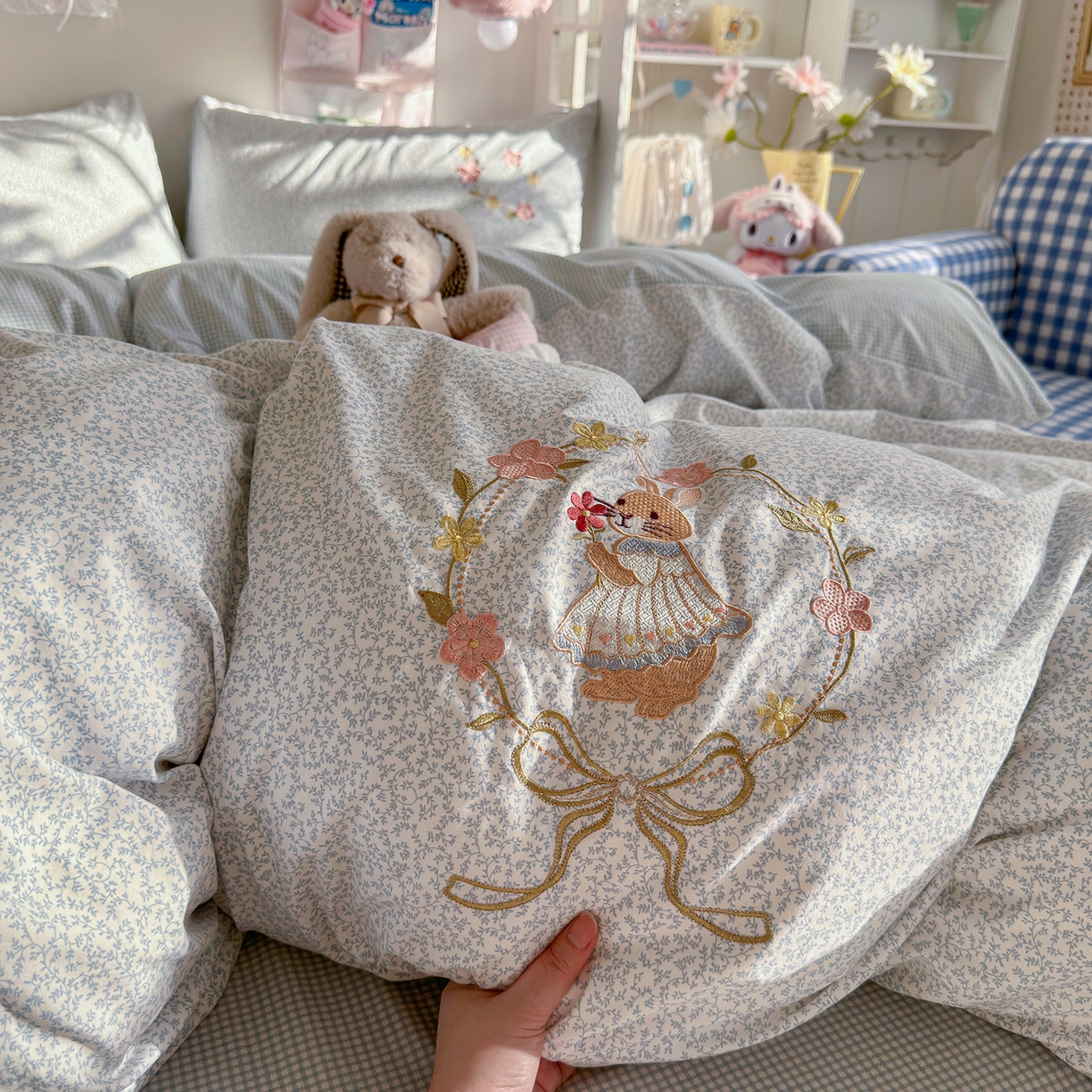 91家纺网 家纺一手货源 找家纺 金梦拉家纺 2026春夏新款刺绣碎花仿棉水洗棉小清新系列四件套 花园兔-蓝