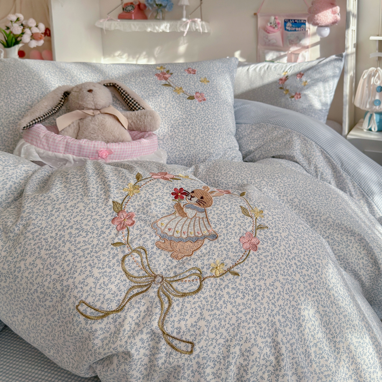 91家纺网 家纺一手货源 找家纺 金梦拉家纺 2026春夏新款刺绣碎花仿棉水洗棉小清新系列四件套 花园兔-蓝