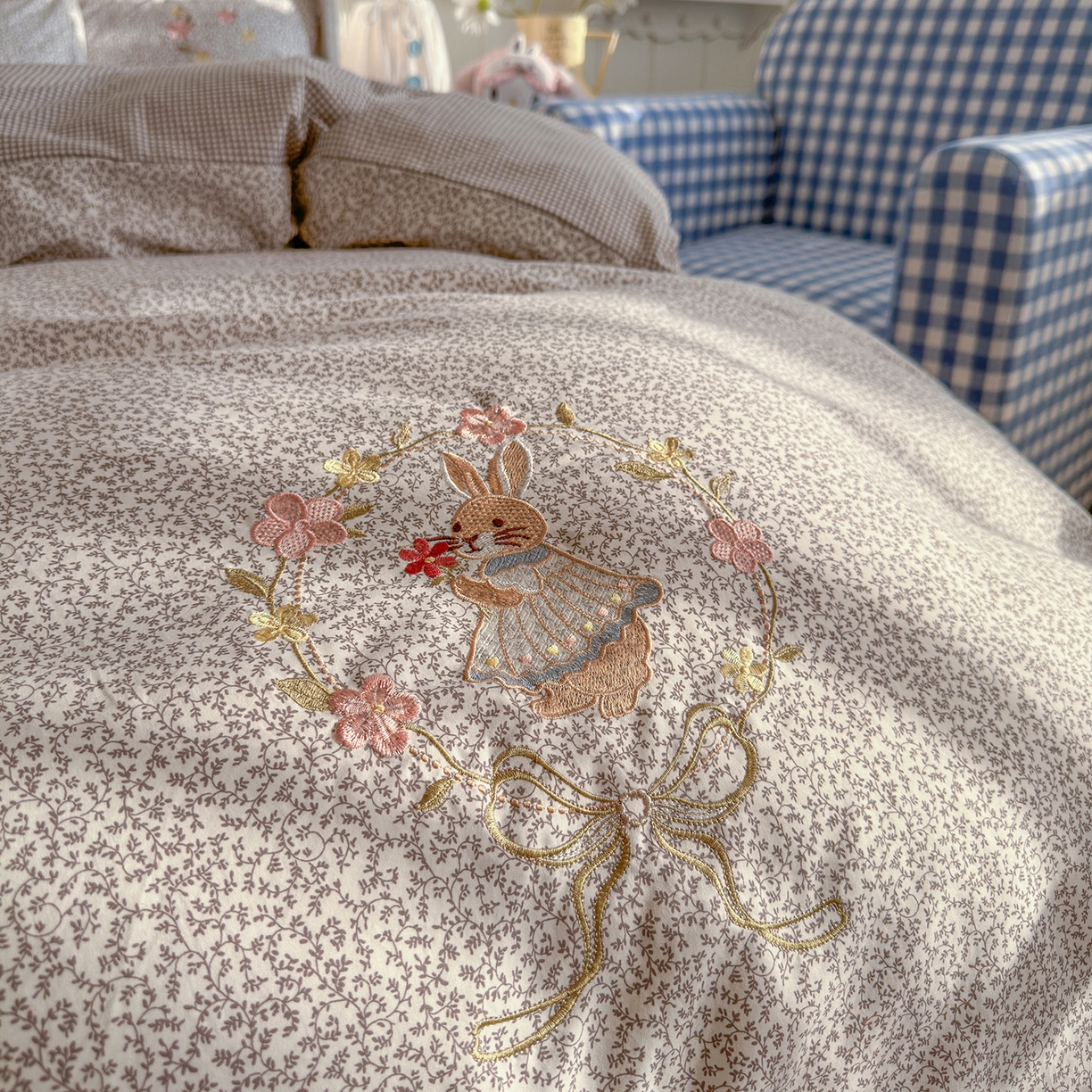 91家纺网 家纺一手货源 找家纺 金梦拉家纺 2026春夏新款刺绣碎花仿棉水洗棉小清新系列四件套 花园兔-粽