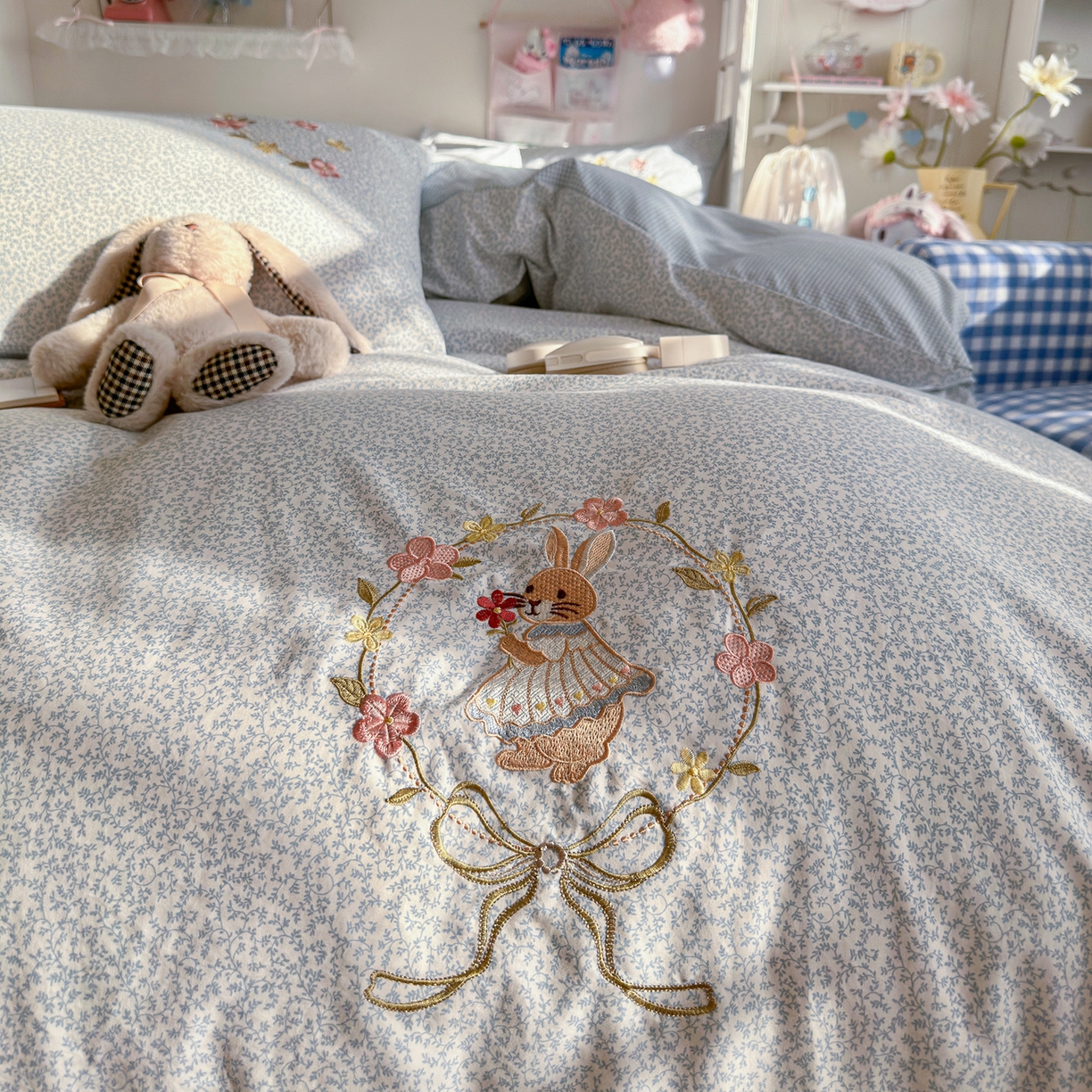 91家纺网 家纺一手货源 找家纺 金梦拉家纺 2026春夏新款刺绣碎花仿棉水洗棉小清新系列四件套 花园兔-蓝