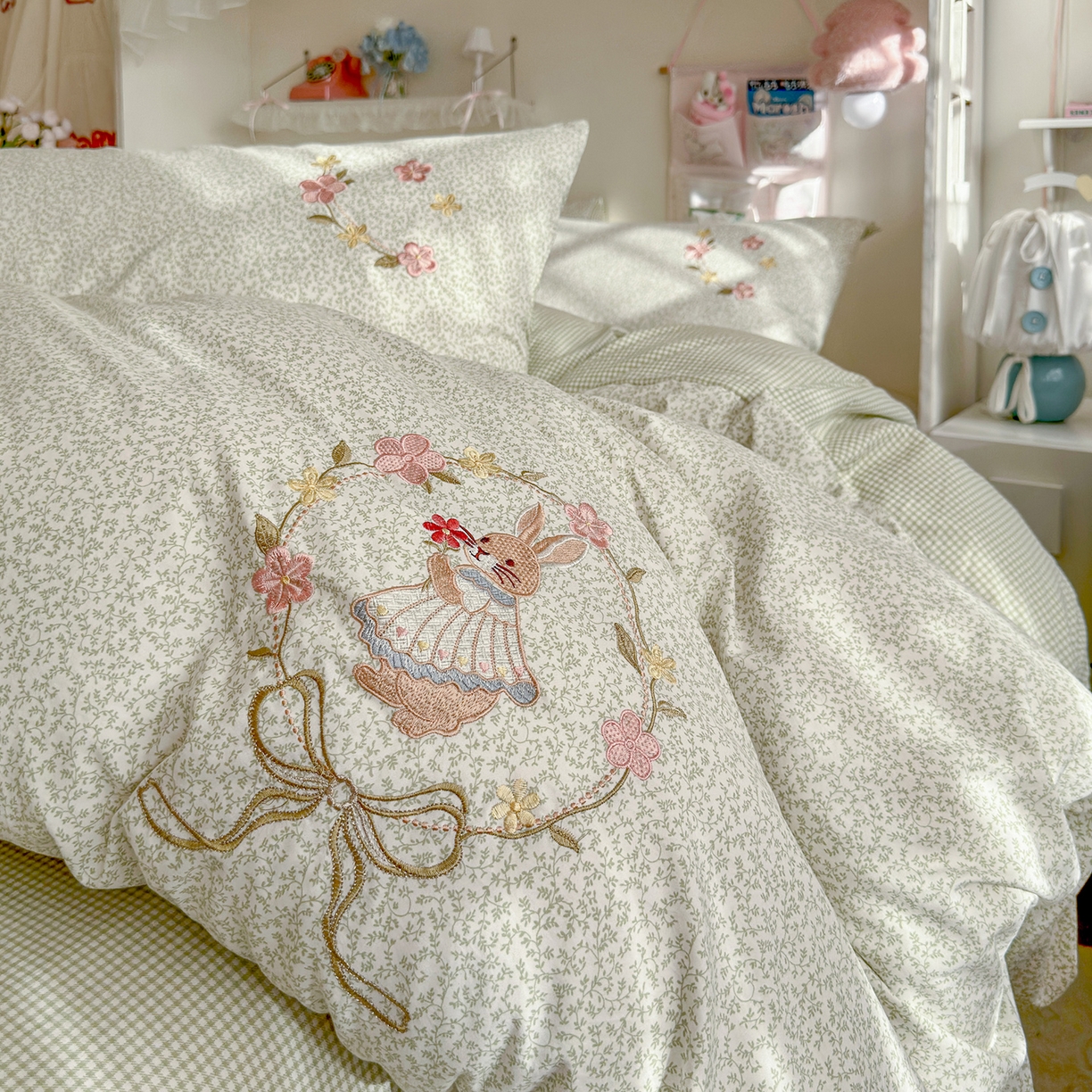 91家纺网 家纺一手货源 找家纺 金梦拉家纺 2026春夏新款刺绣碎花仿棉水洗棉小清新系列四件套 花园兔-绿