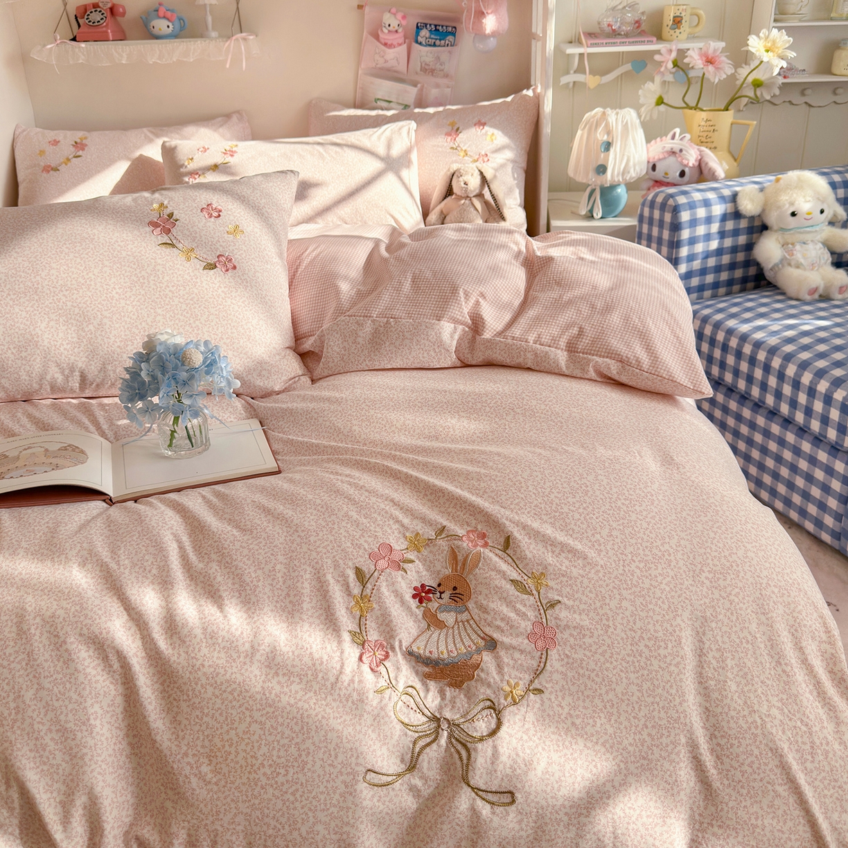 91家纺网 家纺一手货源 找家纺 金梦拉家纺 2026春夏新款刺绣碎花仿棉水洗棉小清新系列四件套 花园兔-粉