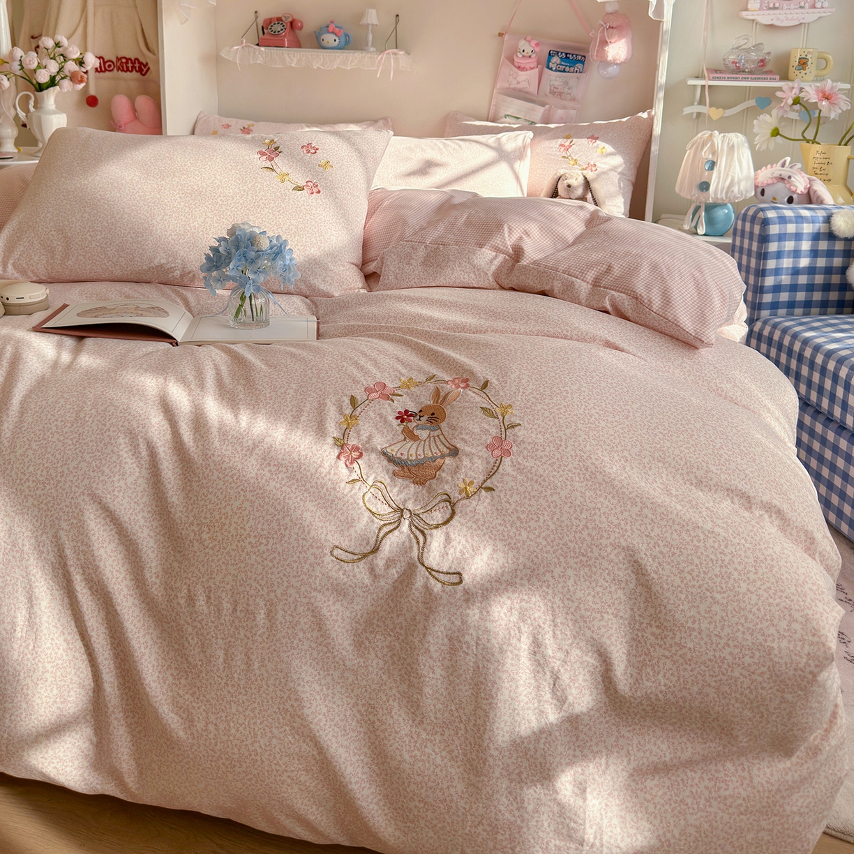 91家纺网 家纺一手货源 找家纺 金梦拉家纺 2026春夏新款刺绣碎花仿棉水洗棉小清新系列四件套 花园兔-粉